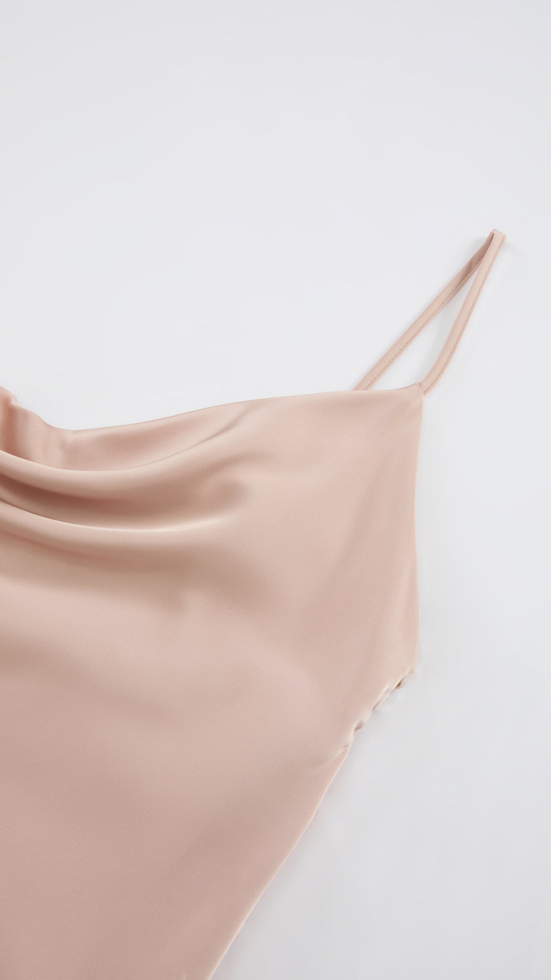 Abito Midi in Satin con Spalline e Scollatura a Collo d'Anatra - Eleganza Senza Tempo per Serate