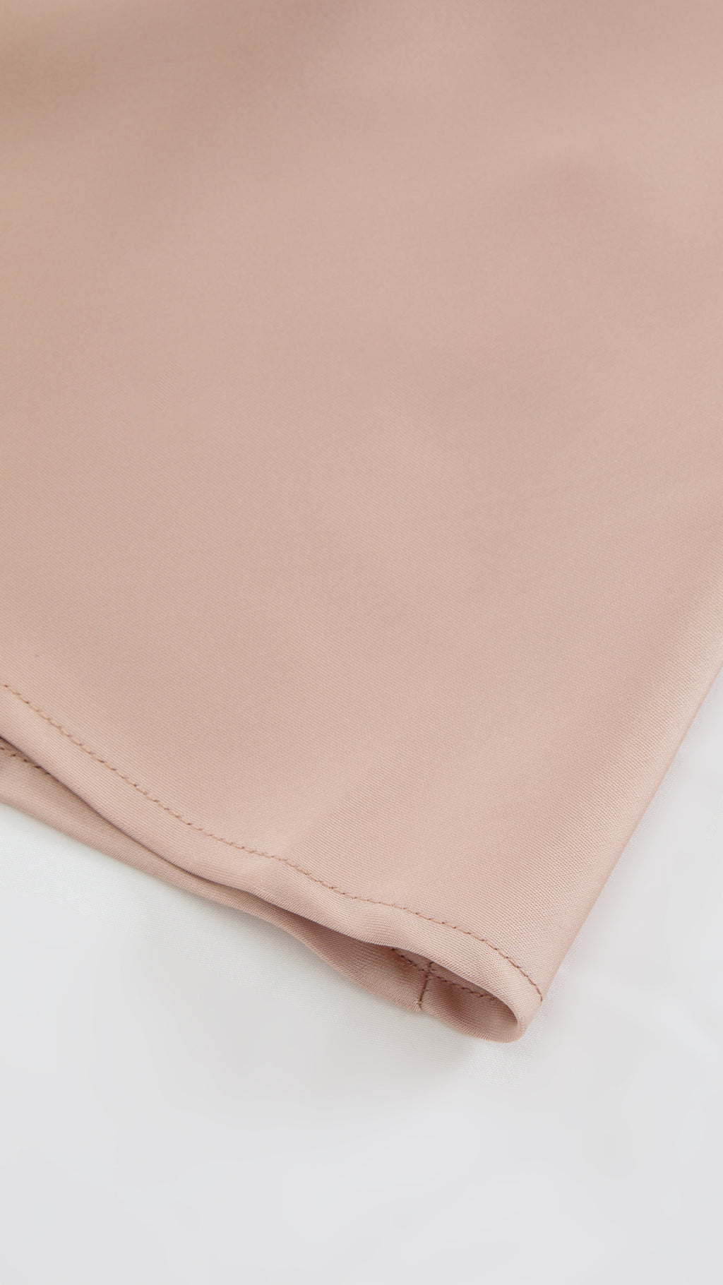 Abito Midi in Satin con Spalline e Scollatura a Collo d'Anatra - Eleganza Senza Tempo per Serate