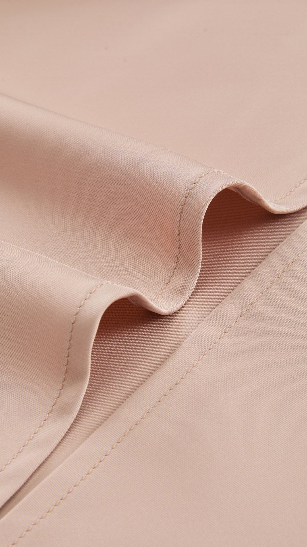 Abito Midi in Satin con Spalline e Scollatura a Collo d'Anatra - Eleganza Senza Tempo per Serate