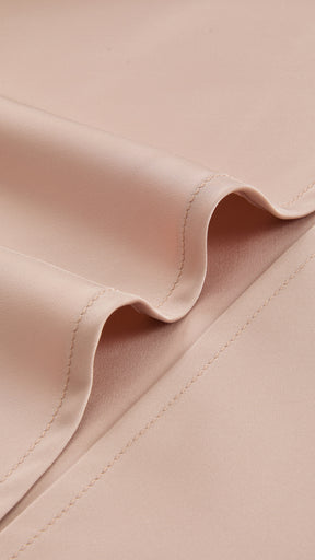 Abito Midi in Satin con Spalline e Scollatura a Collo d'Anatra - Eleganza Senza Tempo per Serate