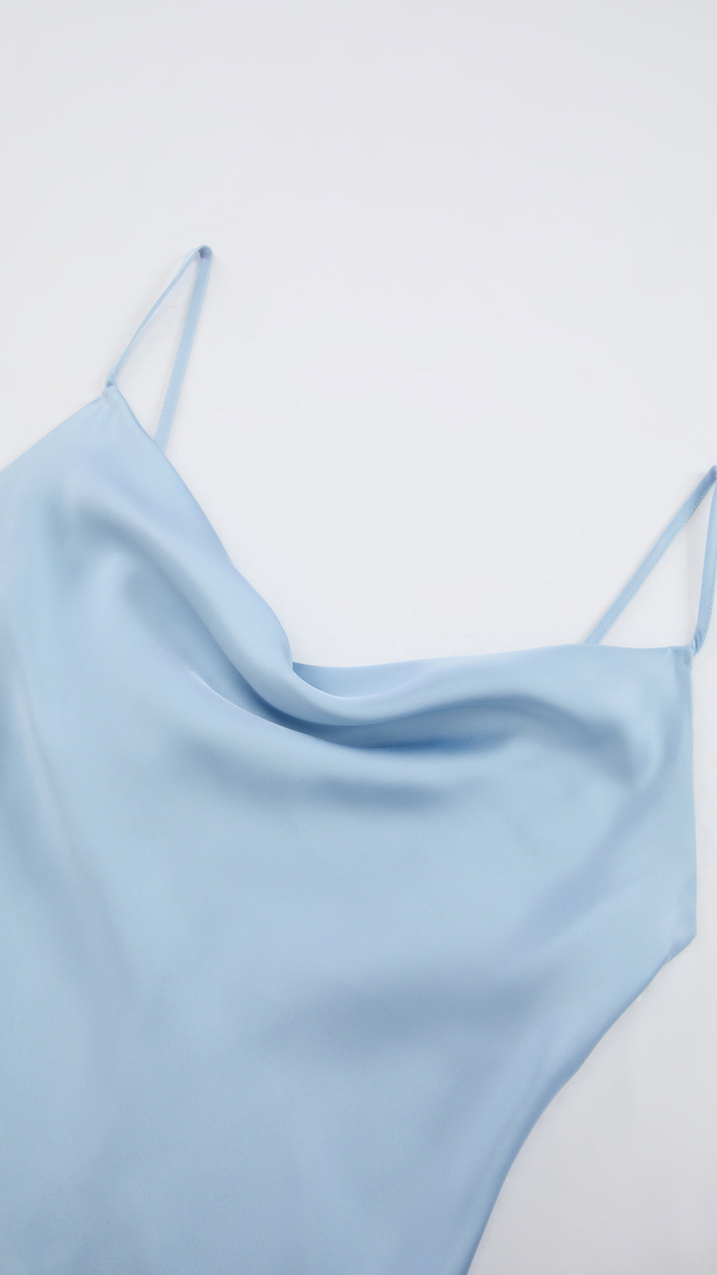 Abito Midi in Satin con Spalline e Scollatura a Collo d'Anatra - Eleganza Senza Tempo per Serate