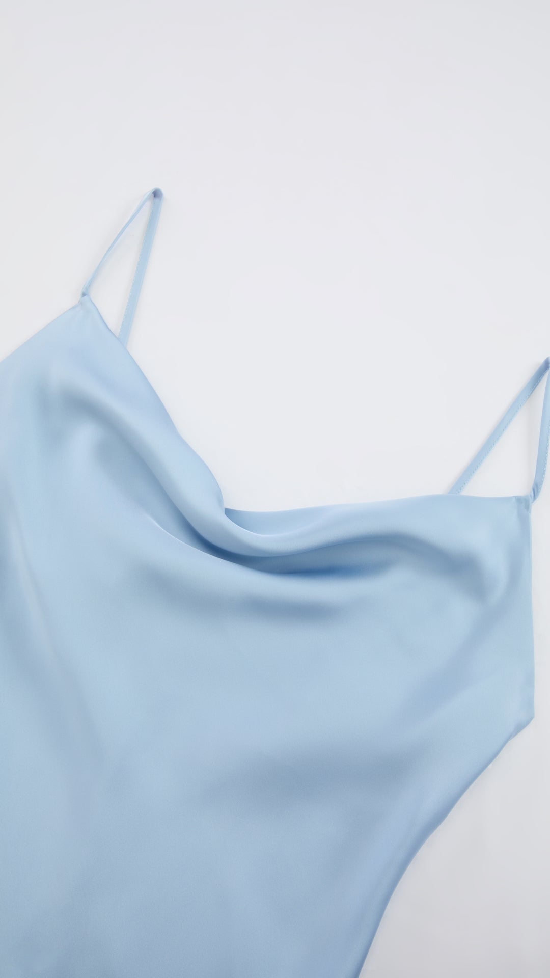 Abito Midi in Satin con Spalline e Scollatura a Collo d'Anatra - Eleganza Senza Tempo per Serate