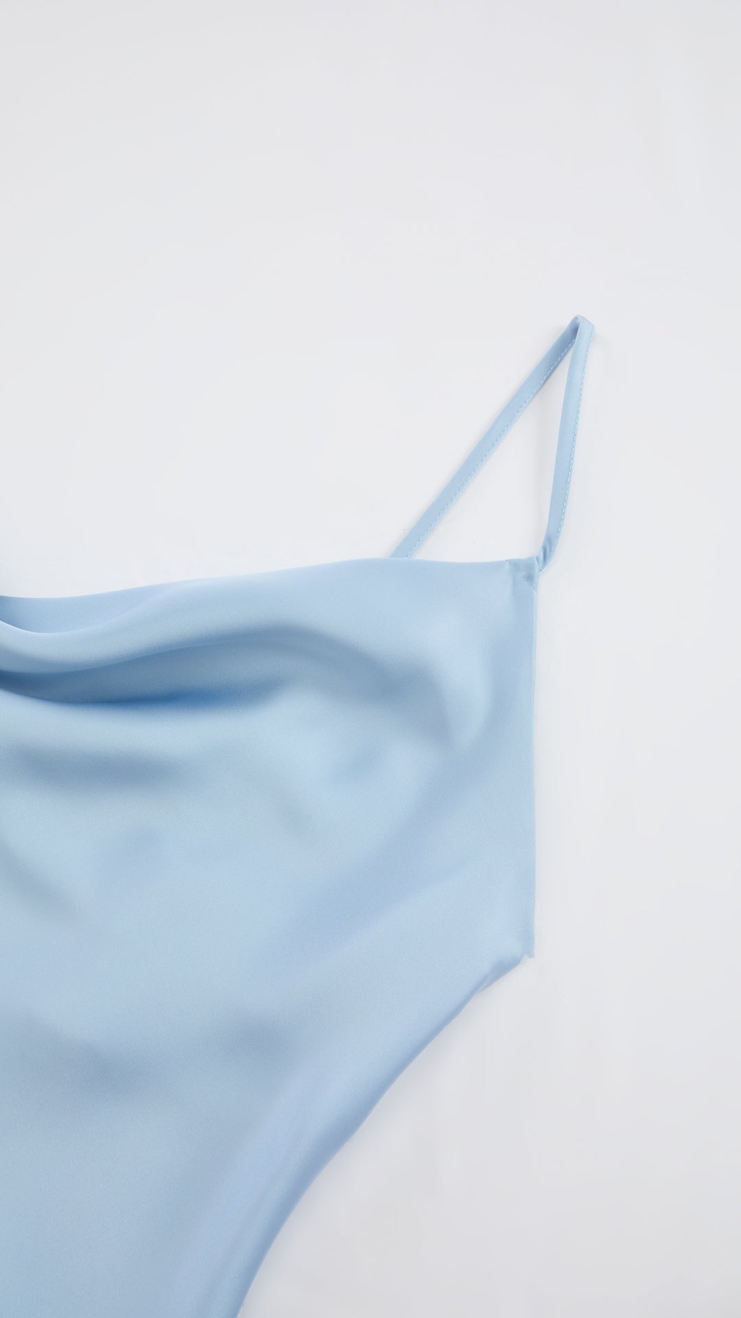 Abito Midi in Satin con Spalline e Scollatura a Collo d'Anatra - Eleganza Senza Tempo per Serate
