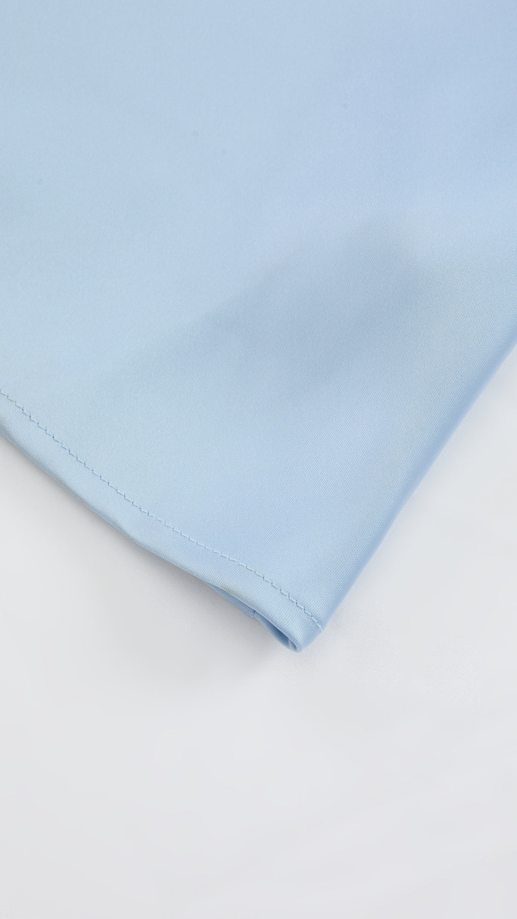 Abito Midi in Satin con Spalline e Scollatura a Collo d'Anatra - Eleganza Senza Tempo per Serate