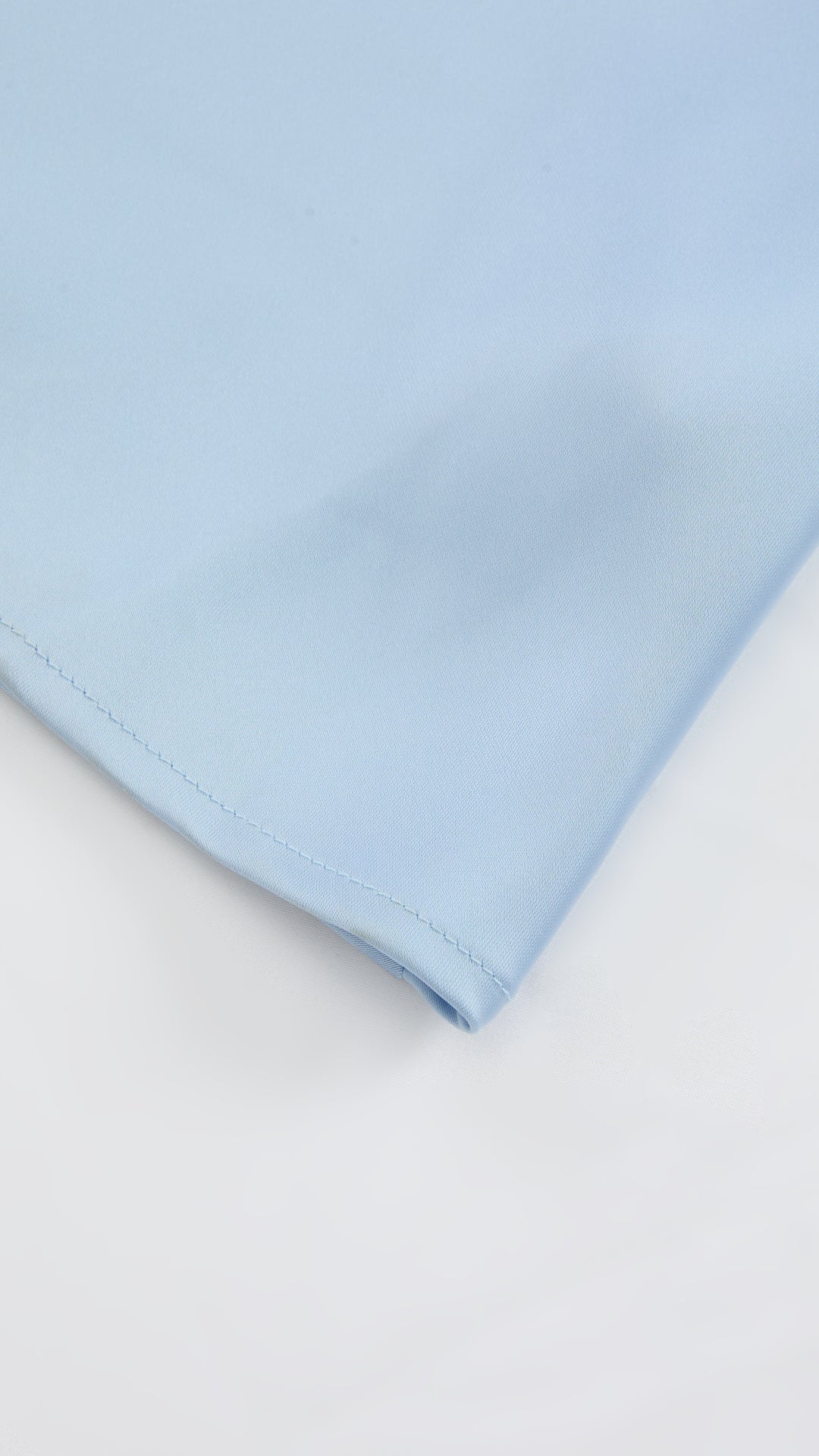 Abito Midi in Satin con Spalline e Scollatura a Collo d'Anatra - Eleganza Senza Tempo per Serate