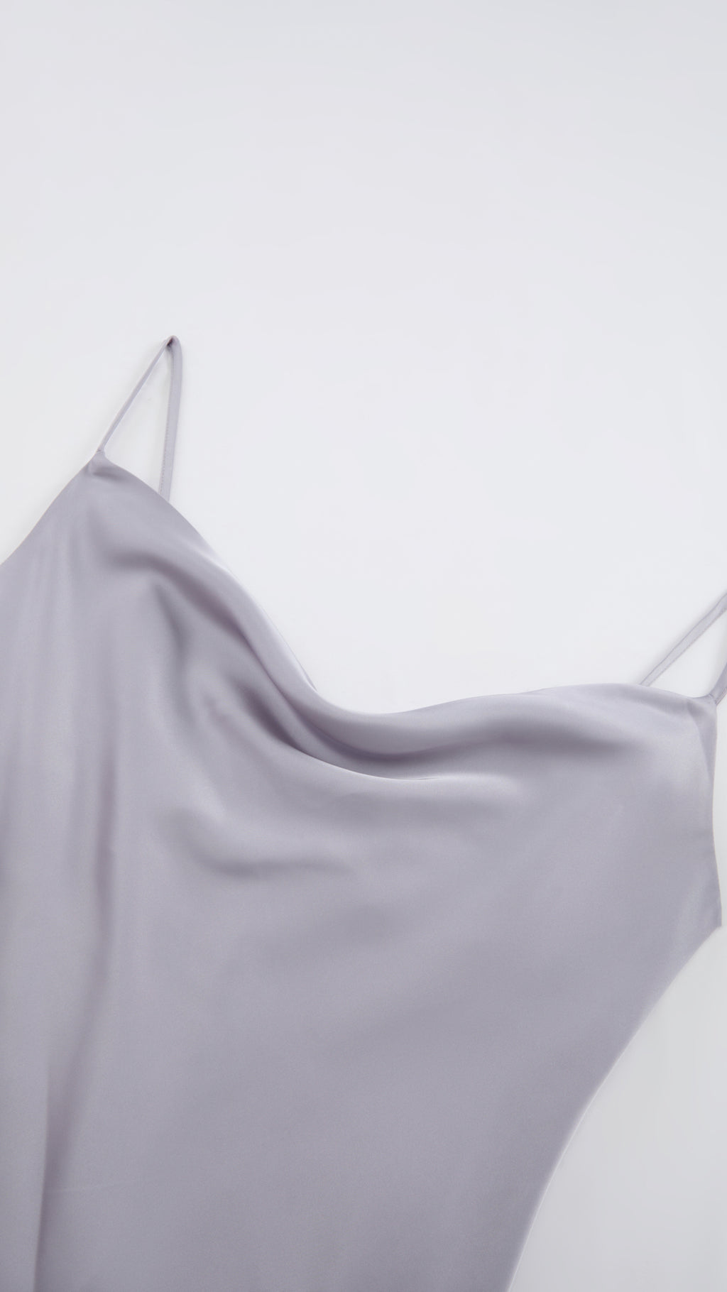 Abito Midi in Satin con Spalline e Scollatura a Collo d'Anatra - Eleganza Senza Tempo per Serate