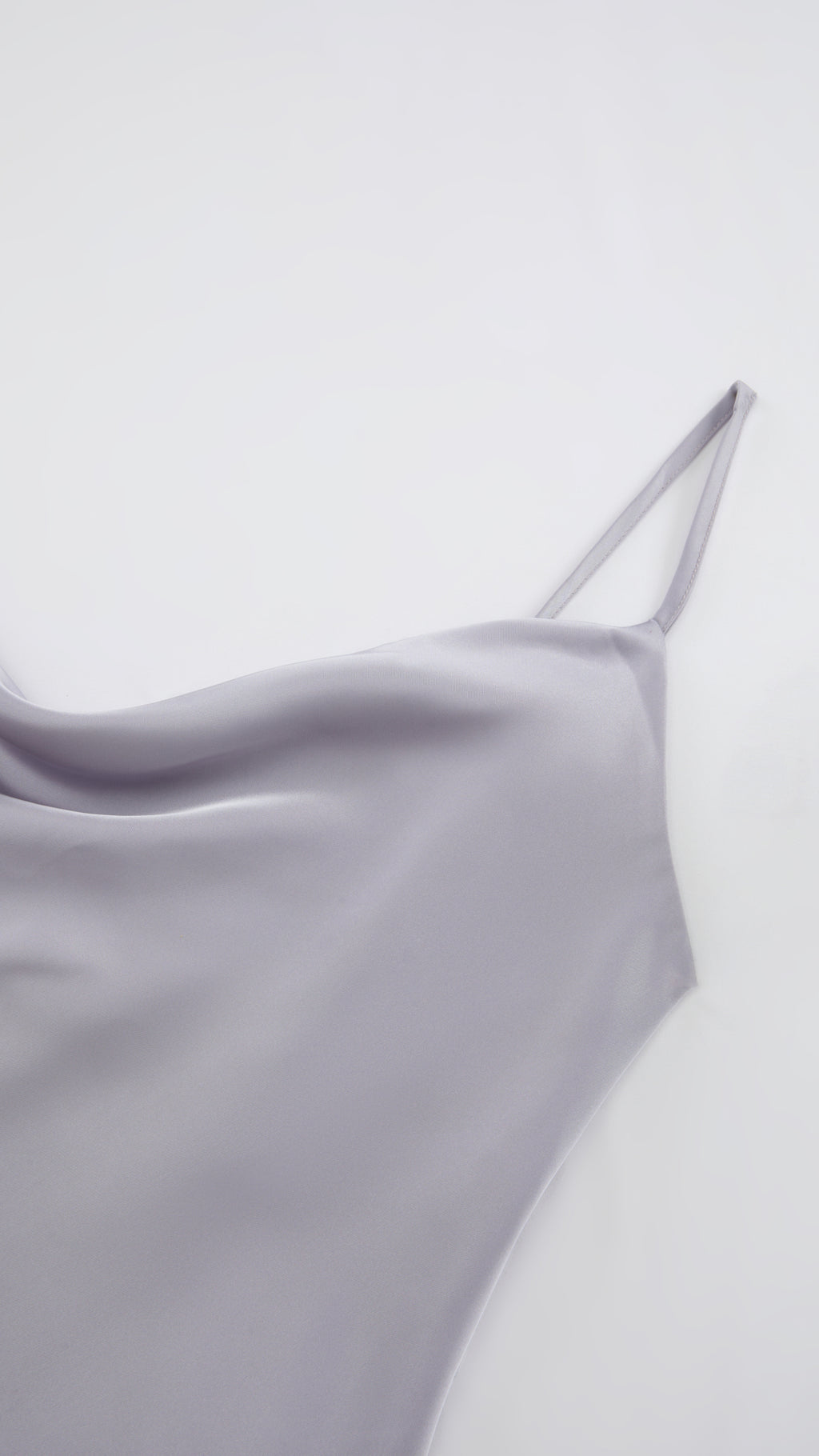 Abito Midi in Satin con Spalline e Scollatura a Collo d'Anatra - Eleganza Senza Tempo per Serate