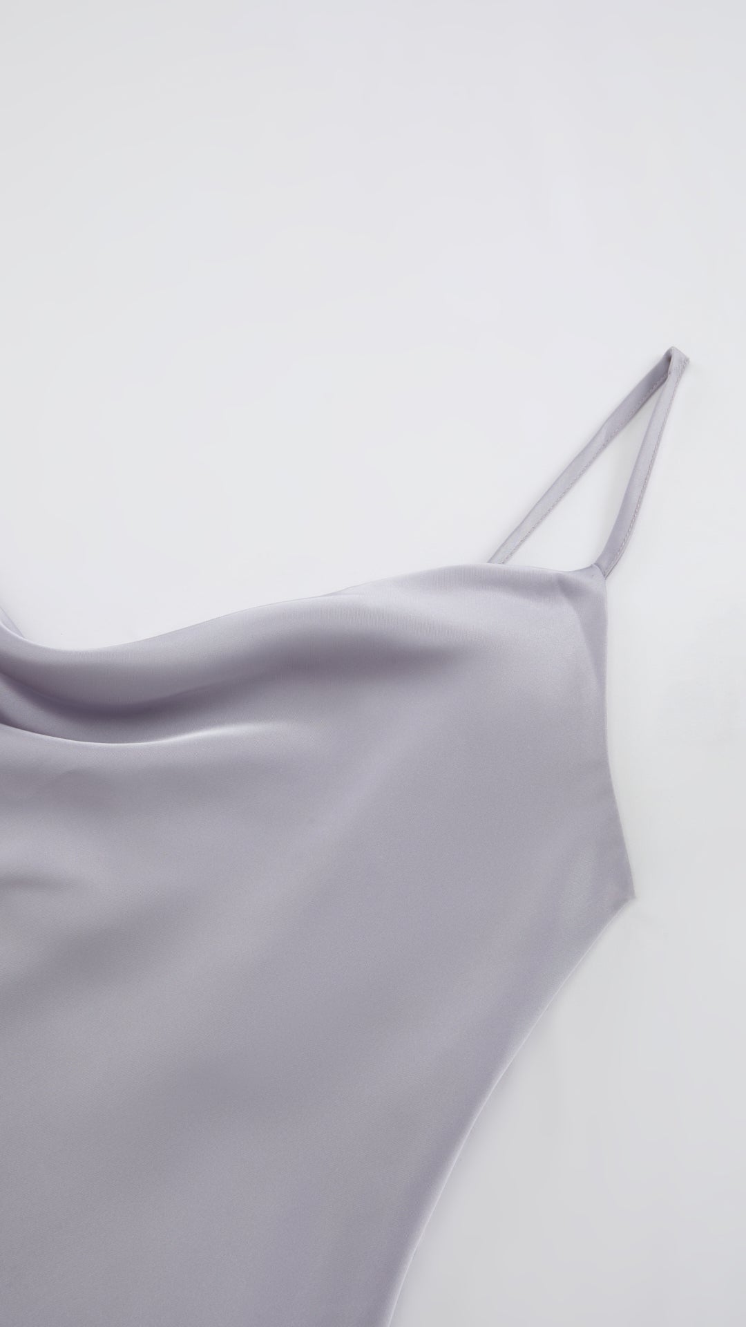 Abito Midi in Satin con Spalline e Scollatura a Collo d'Anatra - Eleganza Senza Tempo per Serate