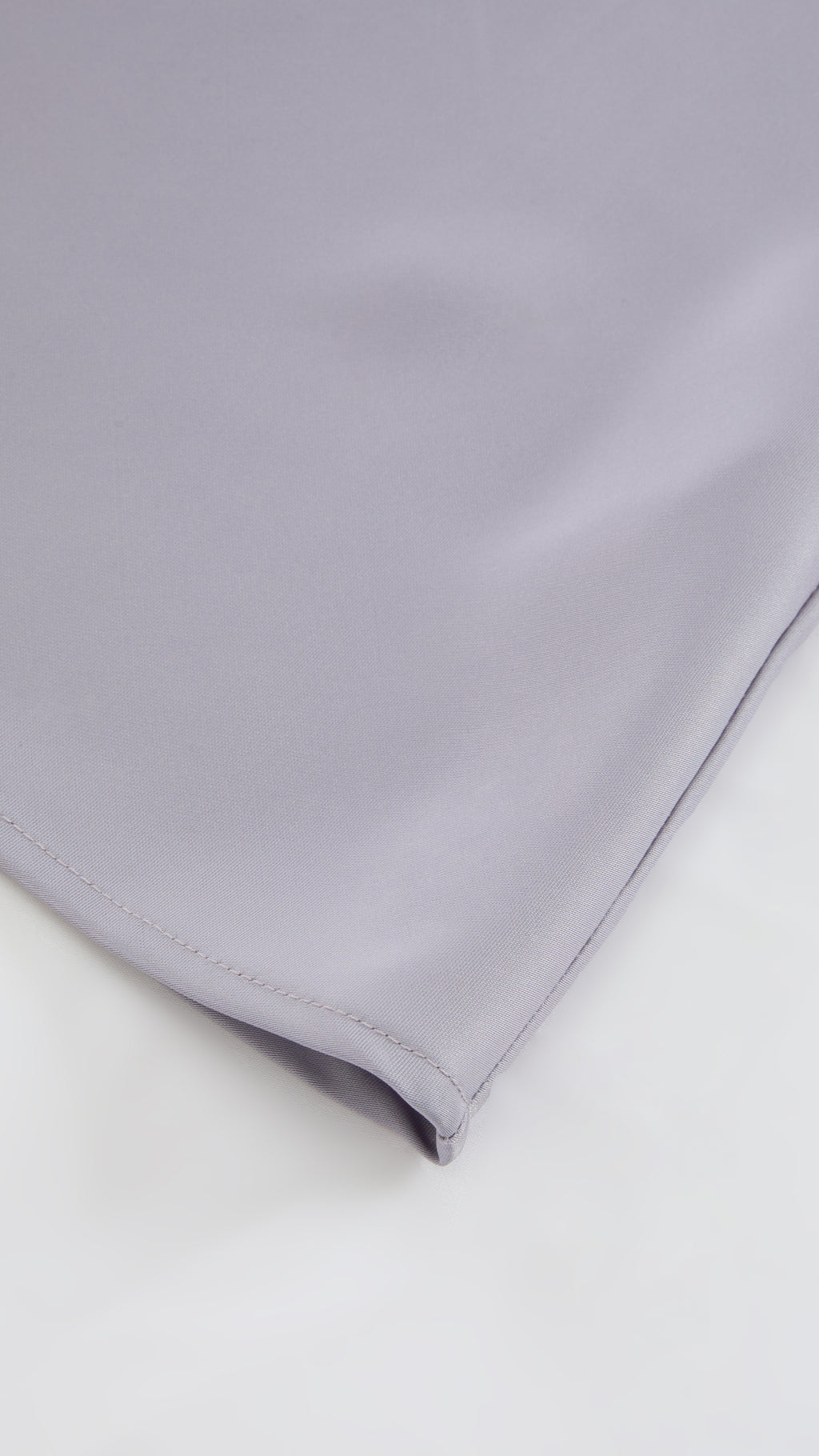 Abito Midi in Satin con Spalline e Scollatura a Collo d'Anatra - Eleganza Senza Tempo per Serate