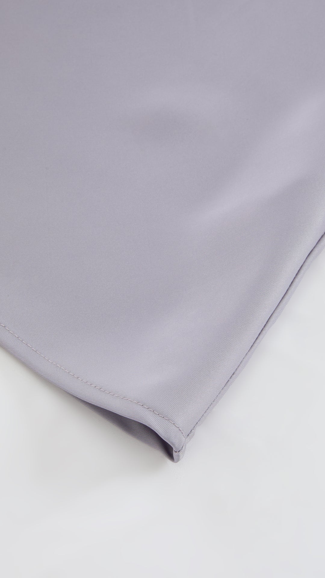 Abito Midi in Satin con Spalline e Scollatura a Collo d'Anatra - Eleganza Senza Tempo per Serate