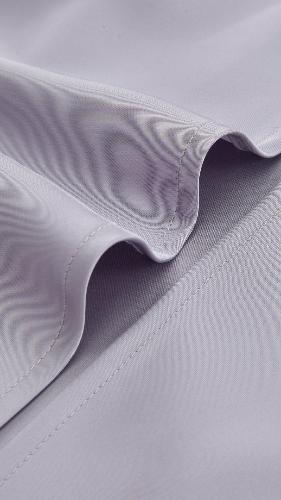 Abito Midi in Satin con Spalline e Scollatura a Collo d'Anatra - Eleganza Senza Tempo per Serate