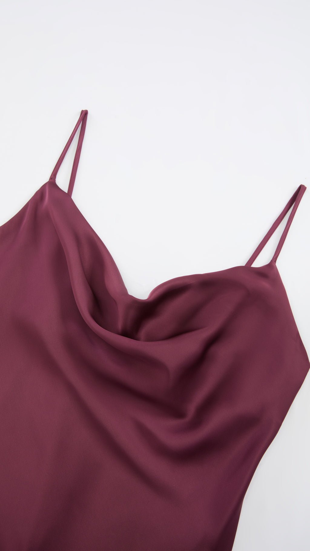 Abito Midi in Satin con Spalline e Scollatura a Collo d'Anatra - Eleganza Senza Tempo per Serate