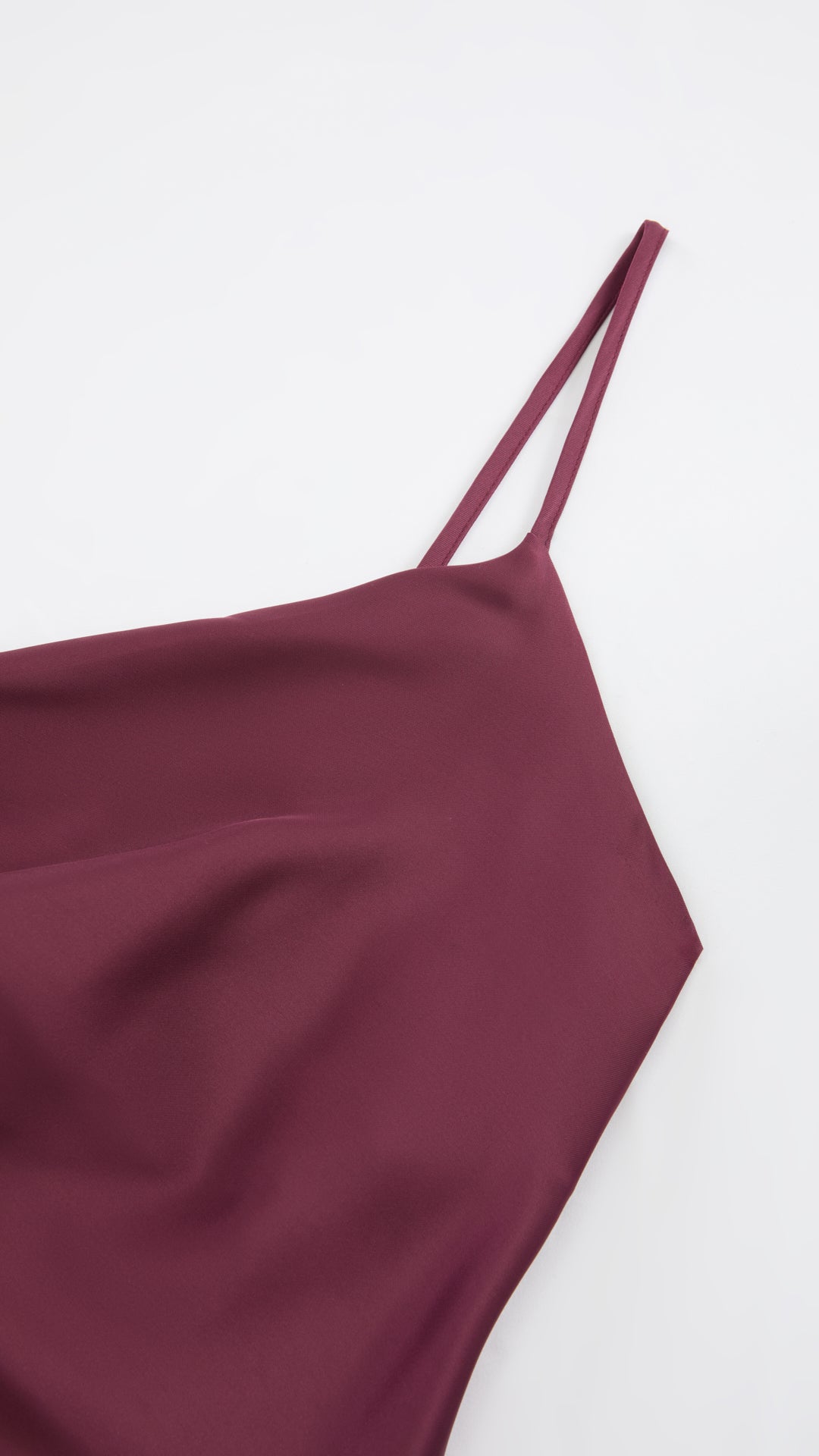 Abito Midi in Satin con Spalline e Scollatura a Collo d'Anatra - Eleganza Senza Tempo per Serate