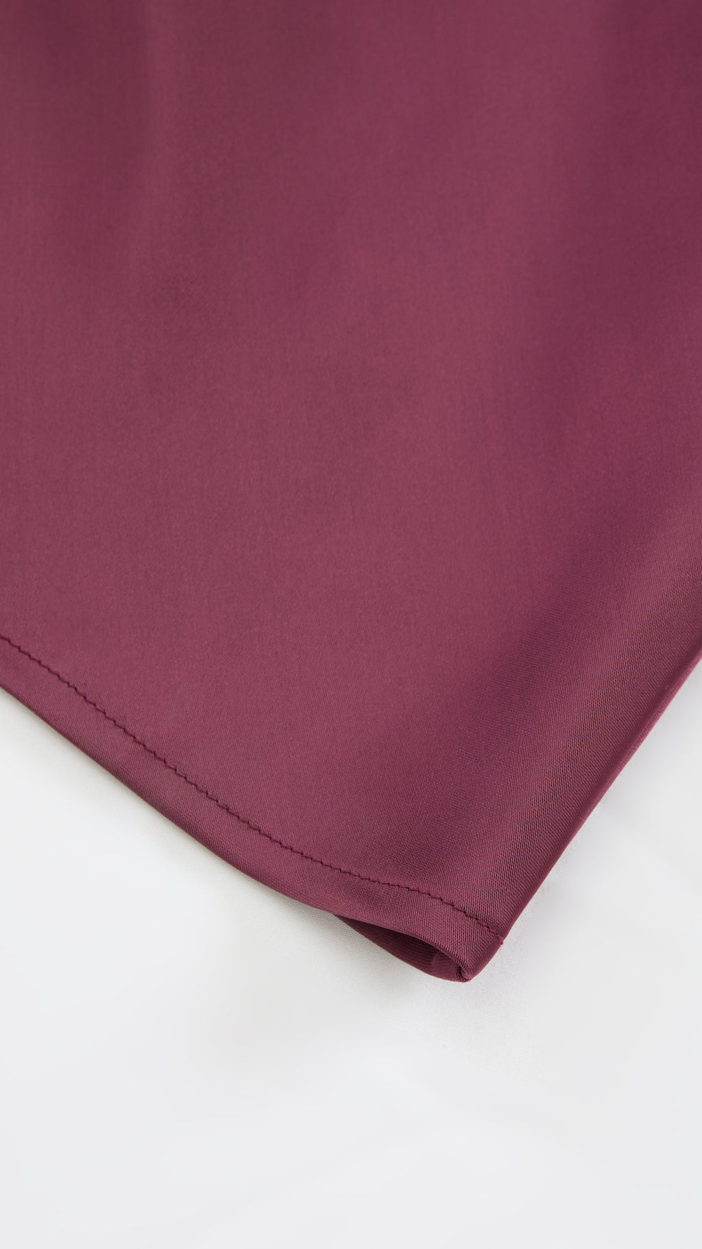 Abito Midi in Satin con Spalline e Scollatura a Collo d'Anatra - Eleganza Senza Tempo per Serate