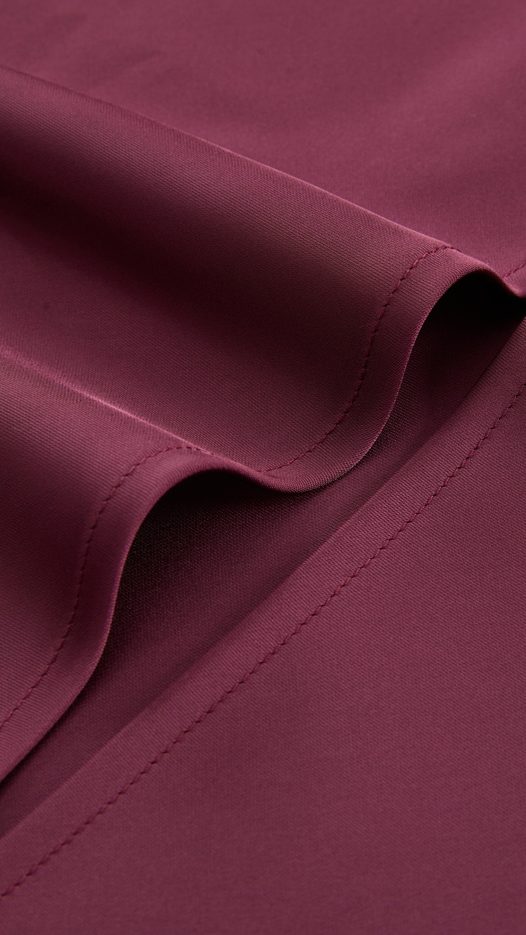 Abito Midi in Satin con Spalline e Scollatura a Collo d'Anatra - Eleganza Senza Tempo per Serate