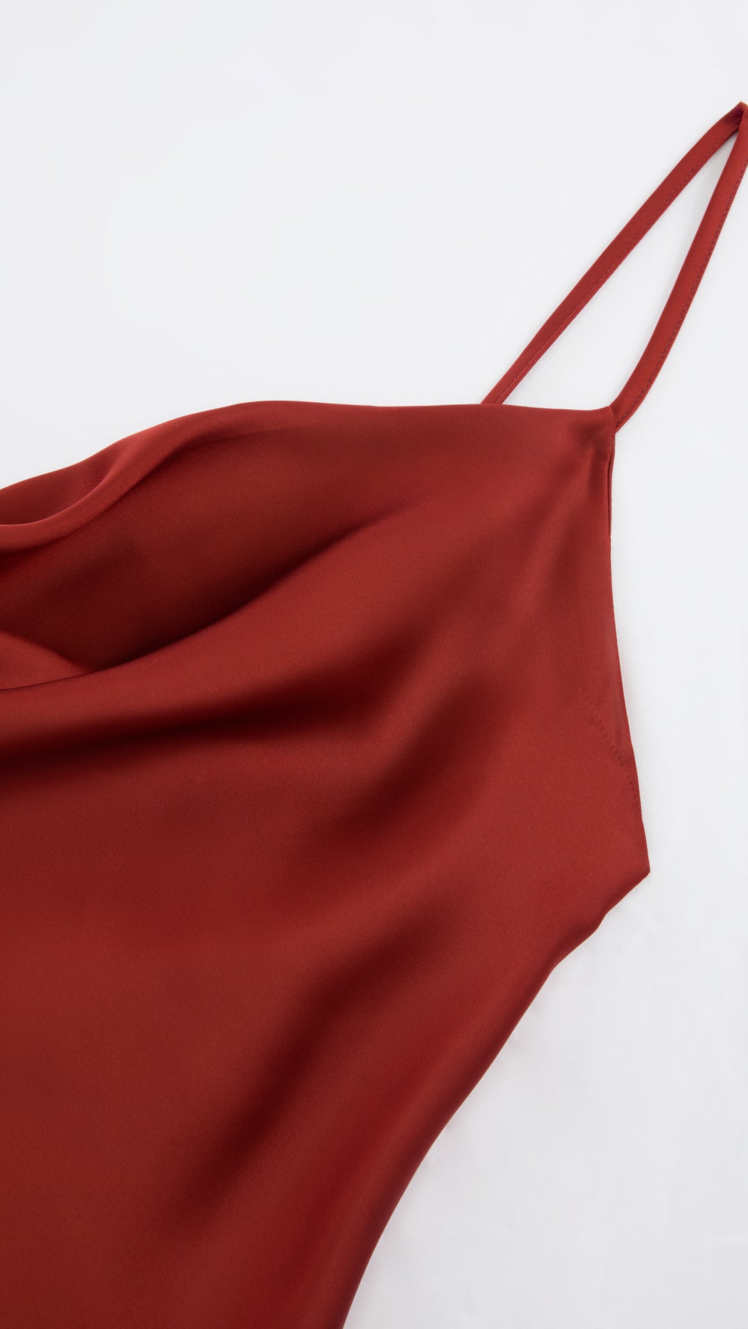 Abito Midi in Satin con Spalline e Scollatura a Collo d'Anatra - Eleganza Senza Tempo per Serate