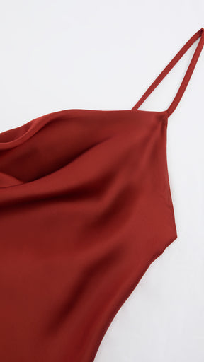 Abito Midi in Satin con Spalline e Scollatura a Collo d'Anatra - Eleganza Senza Tempo per Serate