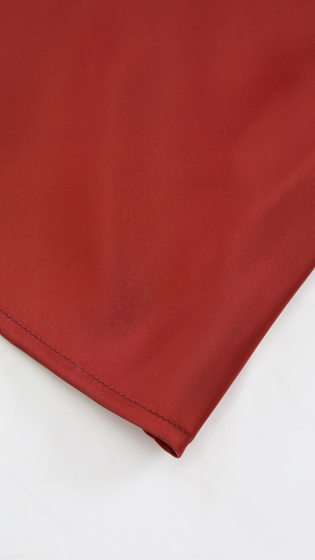Abito Midi in Satin con Spalline e Scollatura a Collo d'Anatra - Eleganza Senza Tempo per Serate