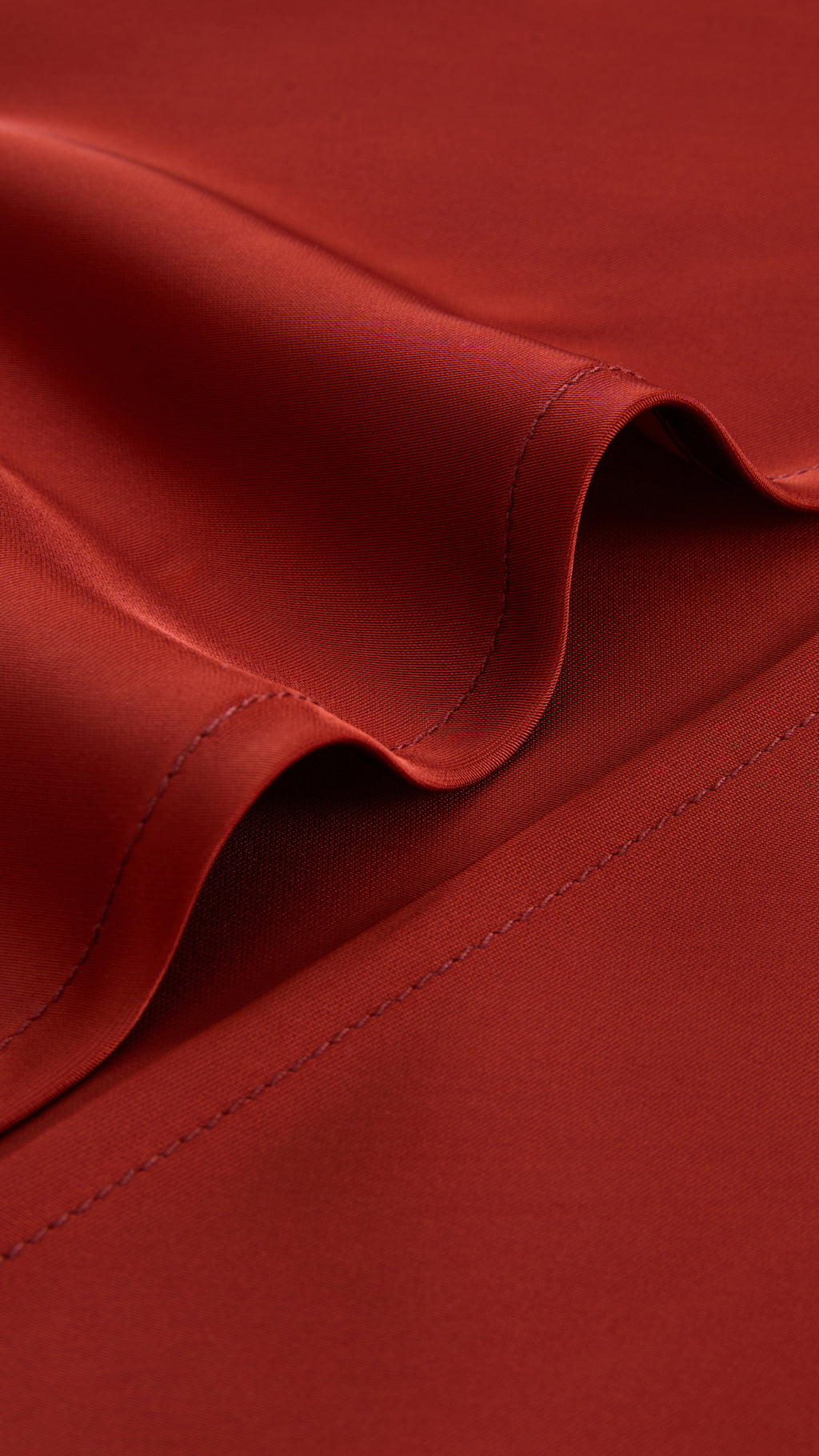 Abito Midi in Satin con Spalline e Scollatura a Collo d'Anatra - Eleganza Senza Tempo per Serate