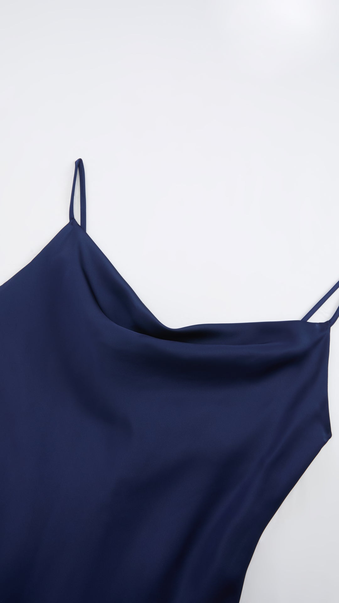 Abito Midi in Satin con Spalline e Scollatura a Collo d'Anatra - Eleganza Senza Tempo per Serate