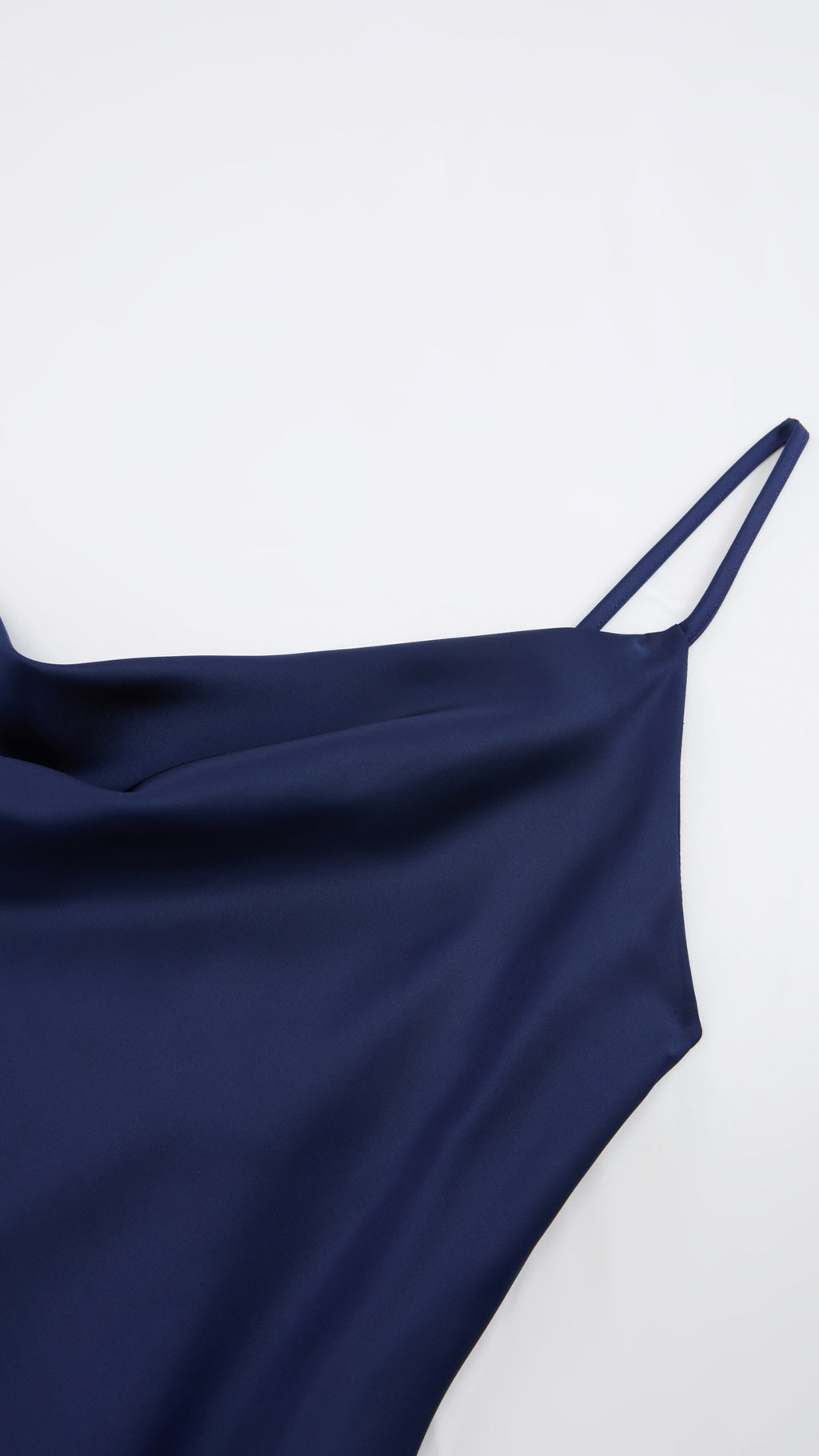 Abito Midi in Satin con Spalline e Scollatura a Collo d'Anatra - Eleganza Senza Tempo per Serate