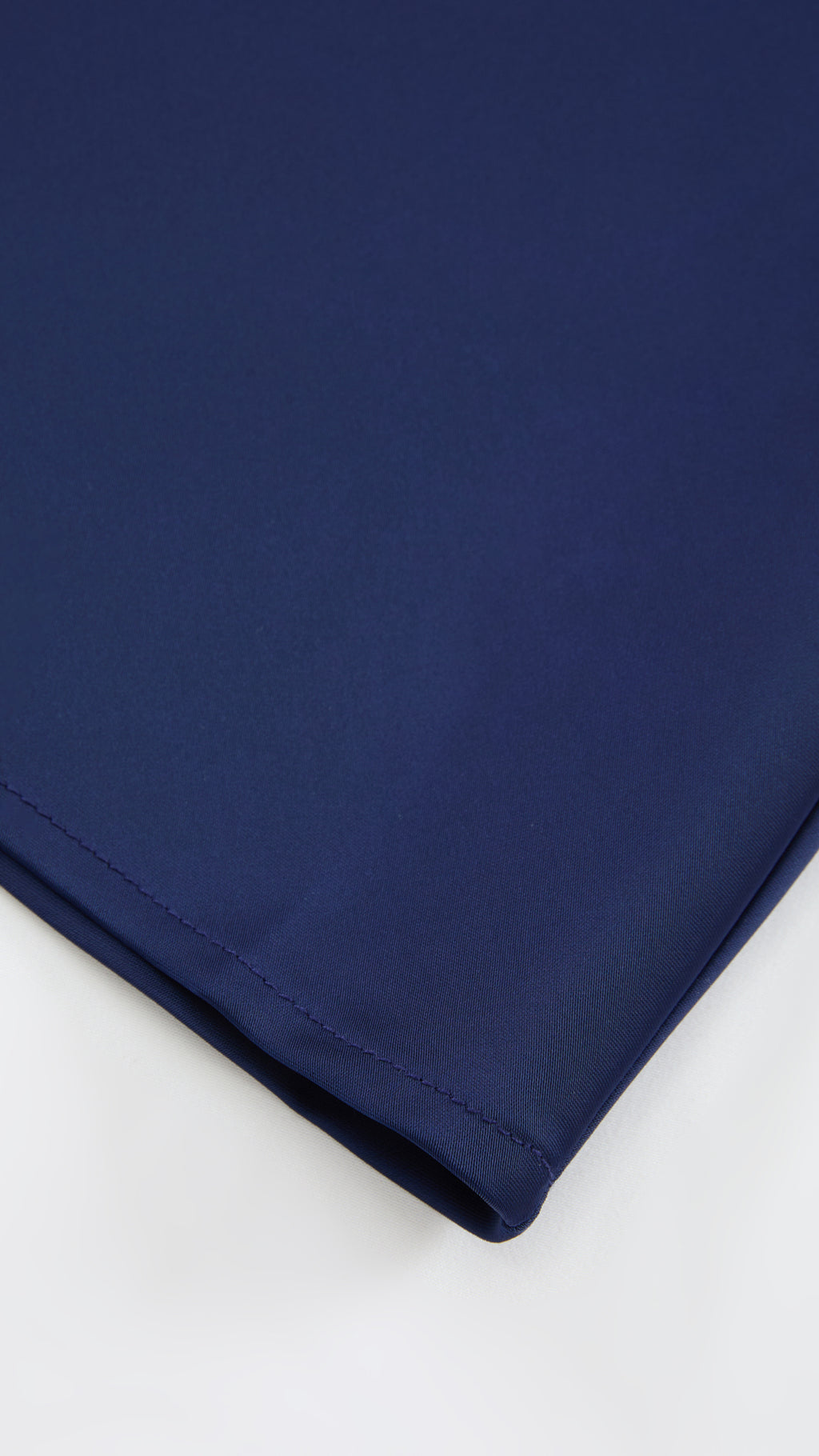Abito Midi in Satin con Spalline e Scollatura a Collo d'Anatra - Eleganza Senza Tempo per Serate