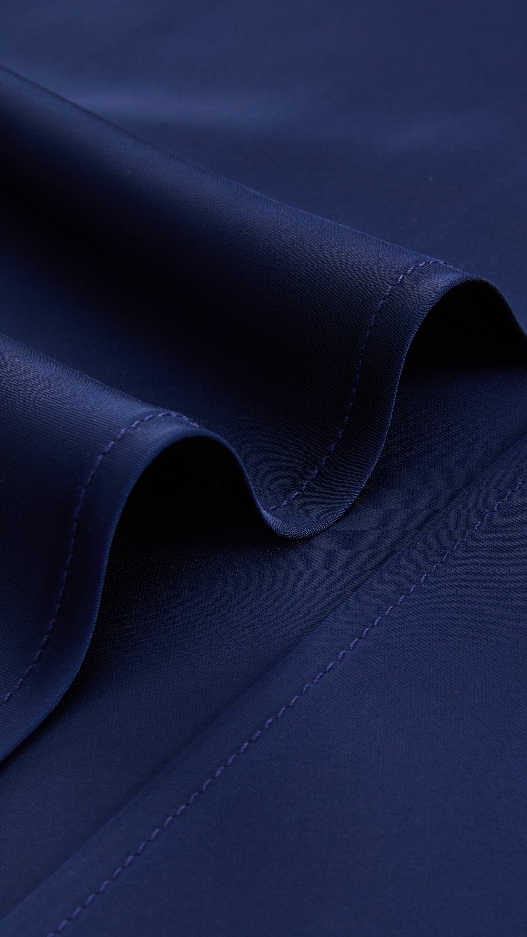 Abito Midi in Satin con Spalline e Scollatura a Collo d'Anatra - Eleganza Senza Tempo per Serate