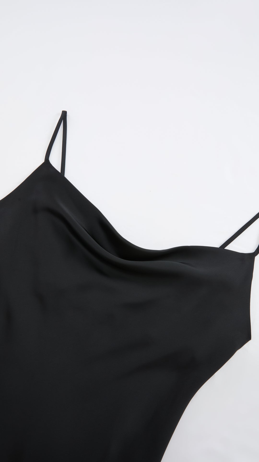 Abito Midi in Satin con Spalline e Scollatura a Collo d'Anatra - Eleganza Senza Tempo per Serate