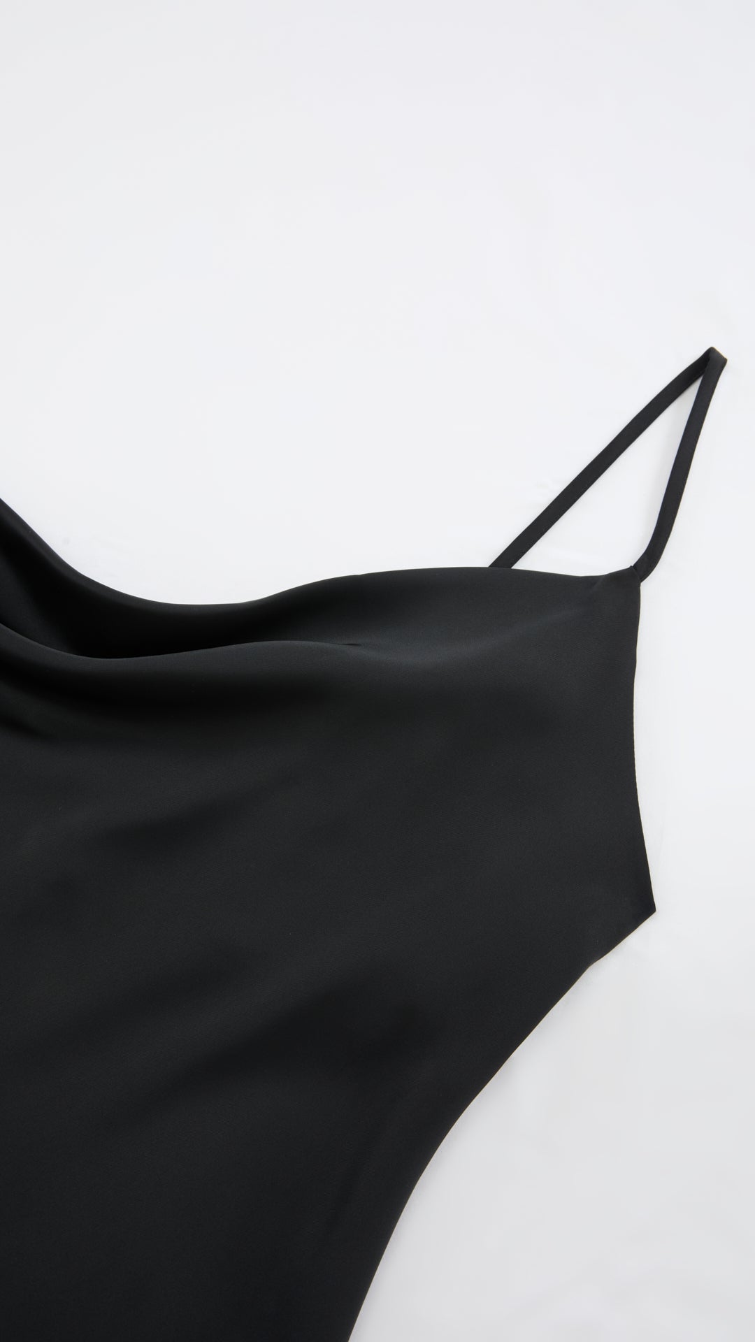 Abito Midi in Satin con Spalline e Scollatura a Collo d'Anatra - Eleganza Senza Tempo per Serate