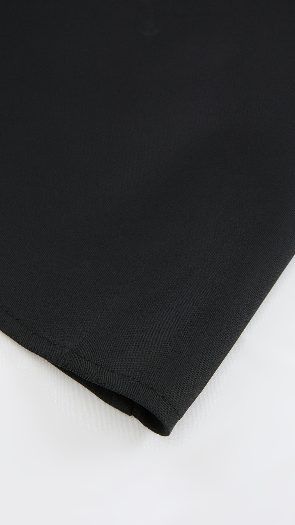 Abito Midi in Satin con Spalline e Scollatura a Collo d'Anatra - Eleganza Senza Tempo per Serate