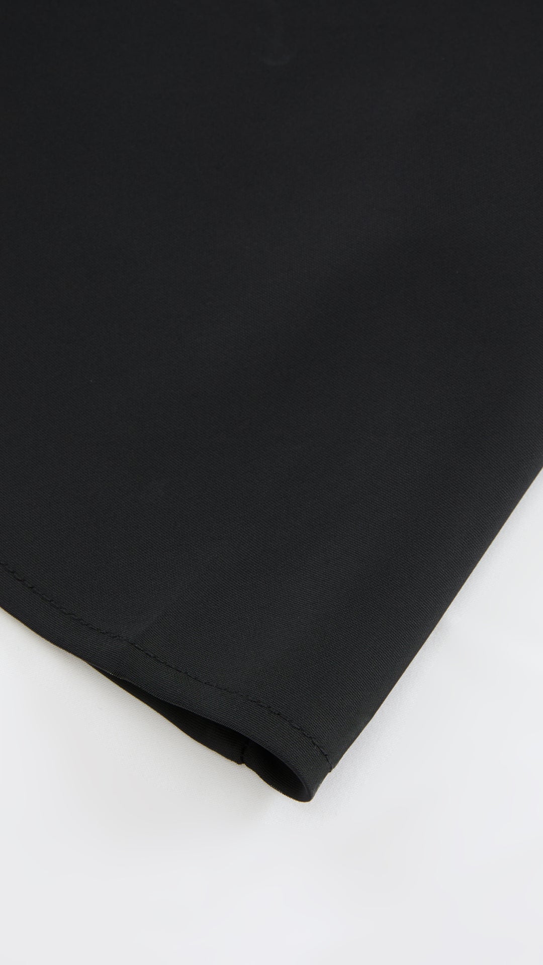 Abito Midi in Satin con Spalline e Scollatura a Collo d'Anatra - Eleganza Senza Tempo per Serate