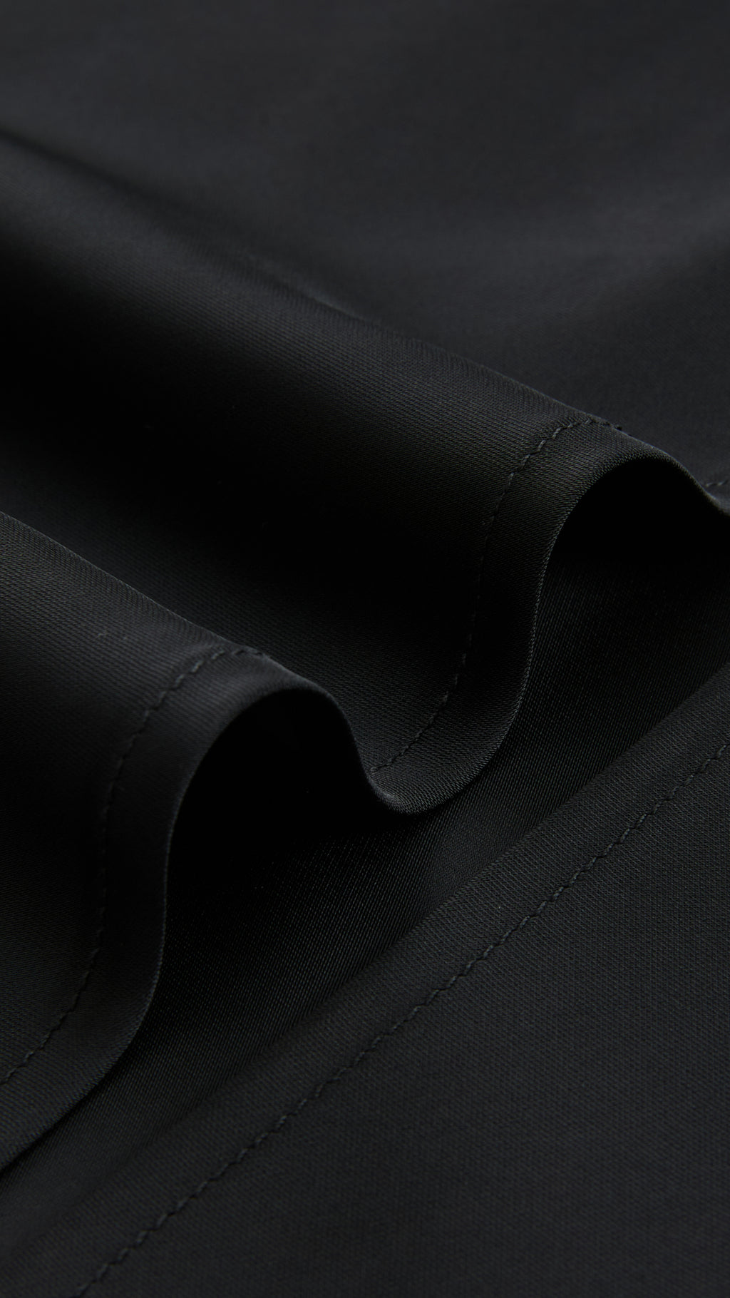 Abito Midi in Satin con Spalline e Scollatura a Collo d'Anatra - Eleganza Senza Tempo per Serate