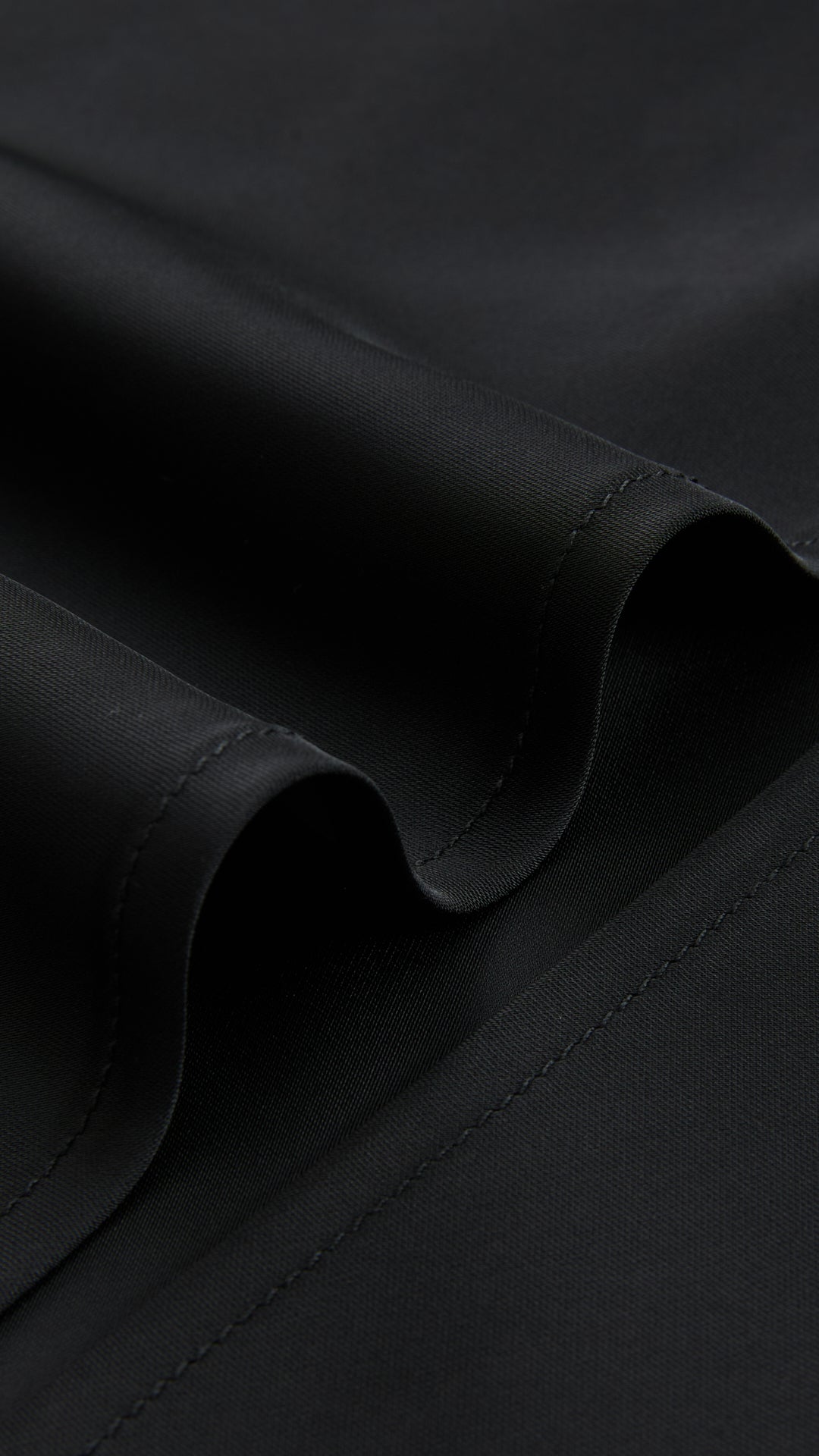 Abito Midi in Satin con Spalline e Scollatura a Collo d'Anatra - Eleganza Senza Tempo per Serate