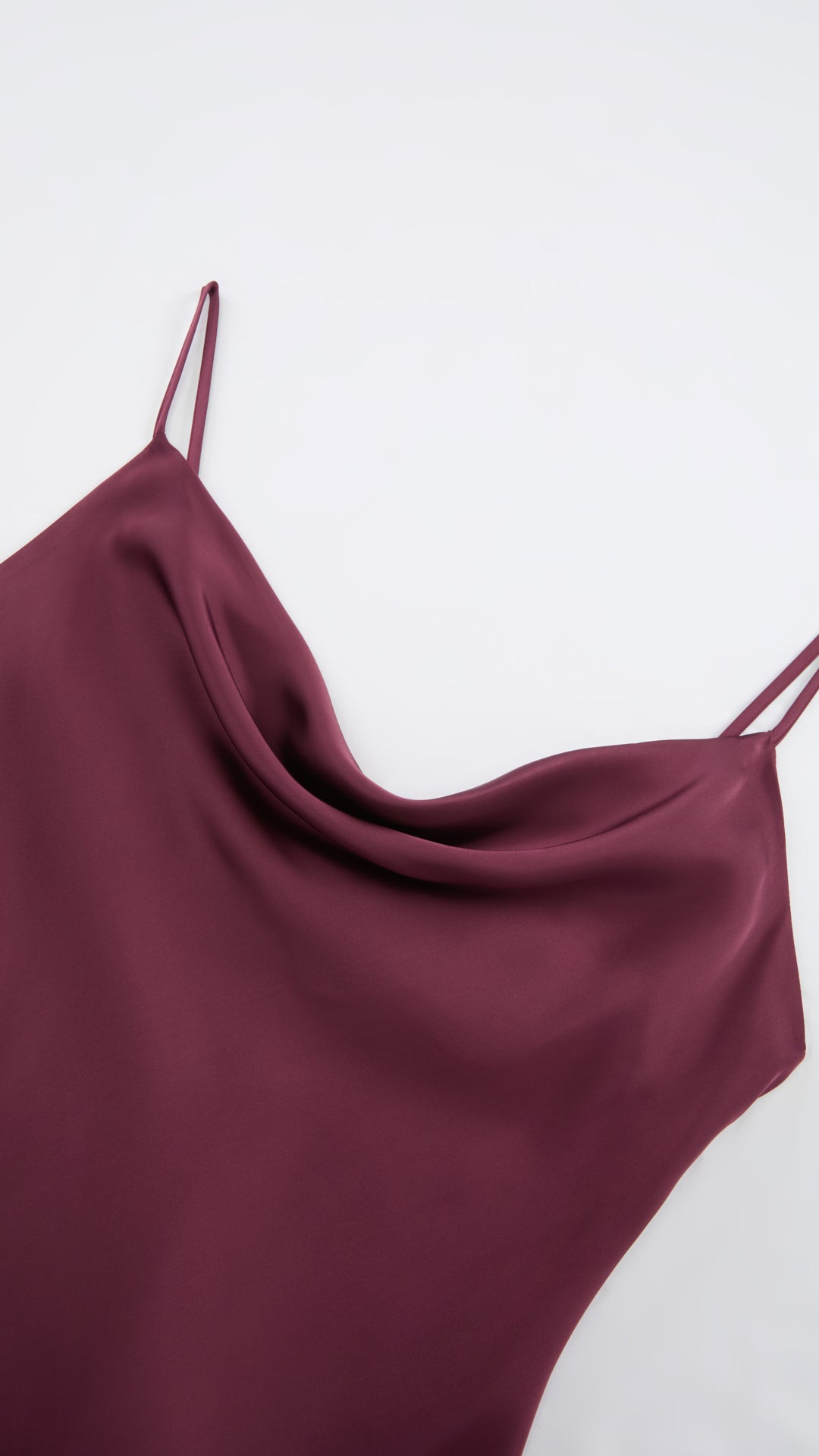 Abito Midi in Satin con Scollatura a Collo d'Anatra e Spalline - Eleganza Asimmetrica per Serate