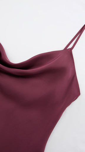 Abito Midi in Satin con Scollatura a Collo d'Anatra e Spalline - Eleganza Asimmetrica per Serate