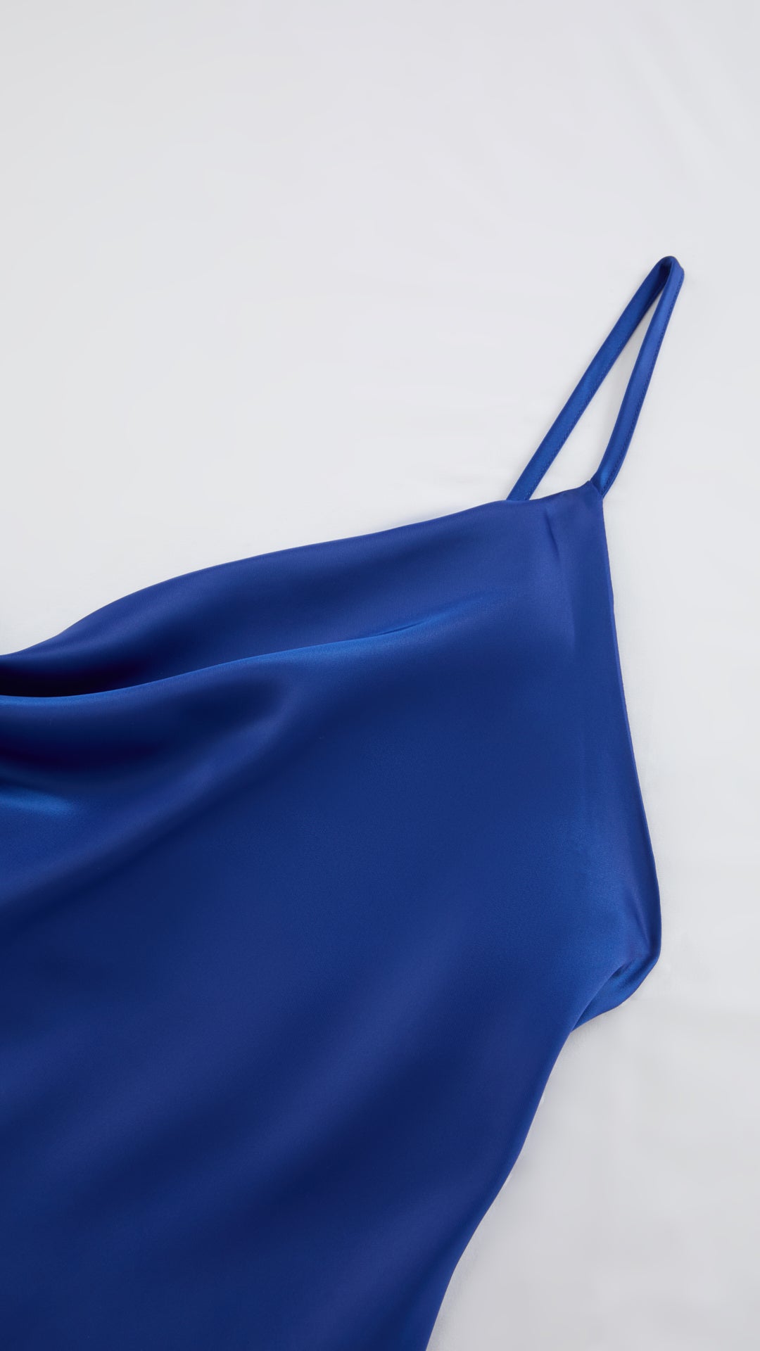 Abito Midi in Satin con Scollatura a Collo d'Anatra e Spalline - Eleganza Asimmetrica per Serate