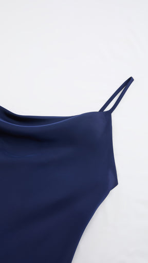 Abito Midi in Satin con Scollatura a Collo d'Anatra e Spalline - Eleganza Asimmetrica per Serate