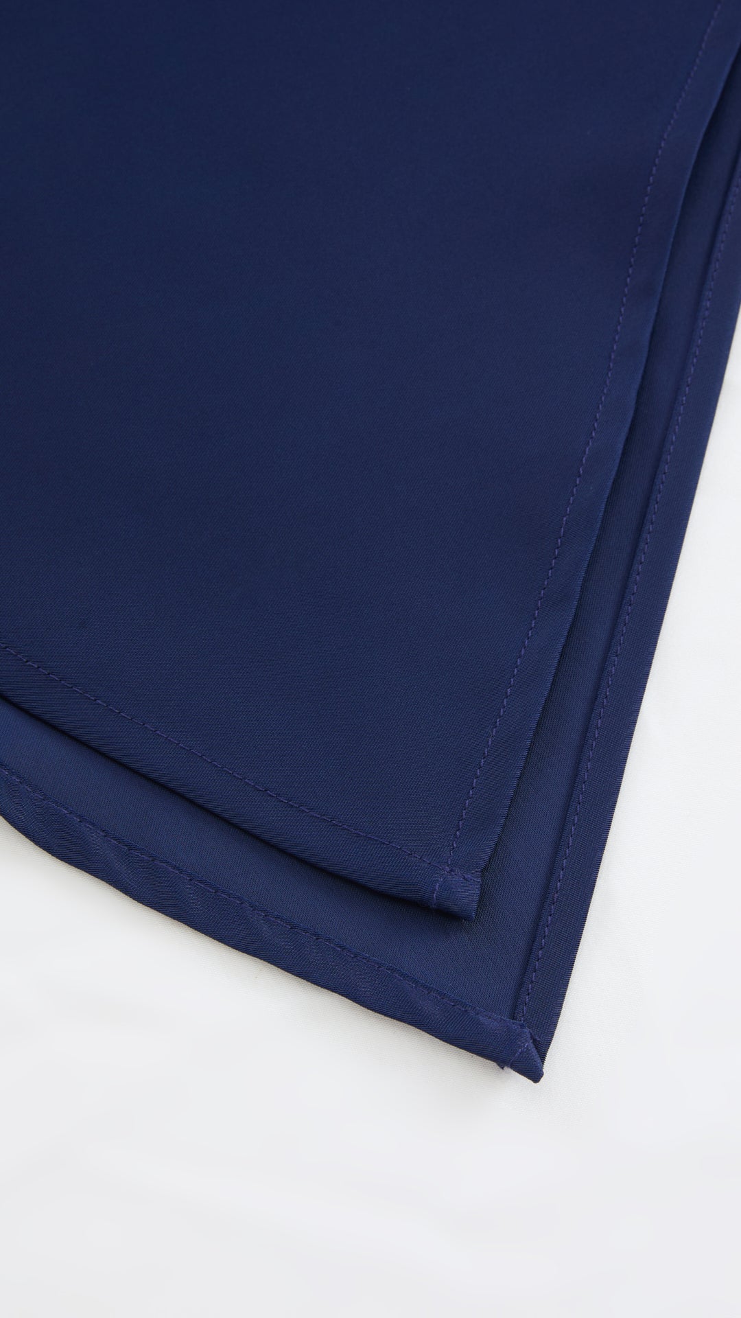 Abito Midi in Satin con Scollatura a Collo d'Anatra e Spalline - Eleganza Asimmetrica per Serate