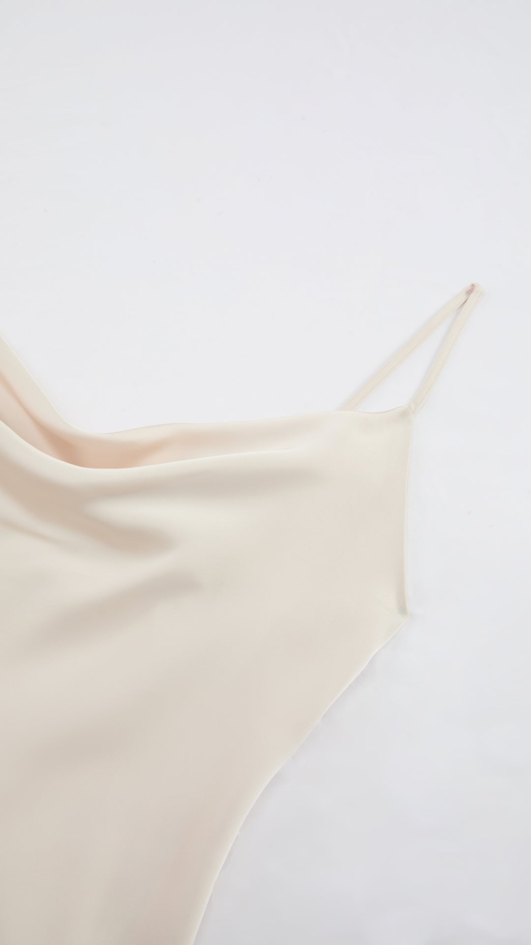 Abito Midi in Satin con Scollatura a Collo d'Anatra e Spalline - Eleganza Asimmetrica per Serate