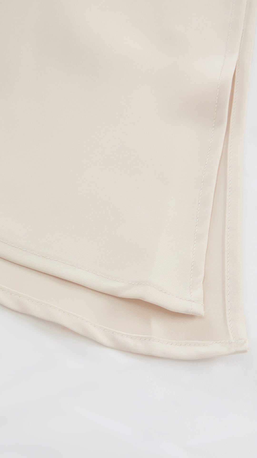 Abito Midi in Satin con Scollatura a Collo d'Anatra e Spalline - Eleganza Asimmetrica per Serate