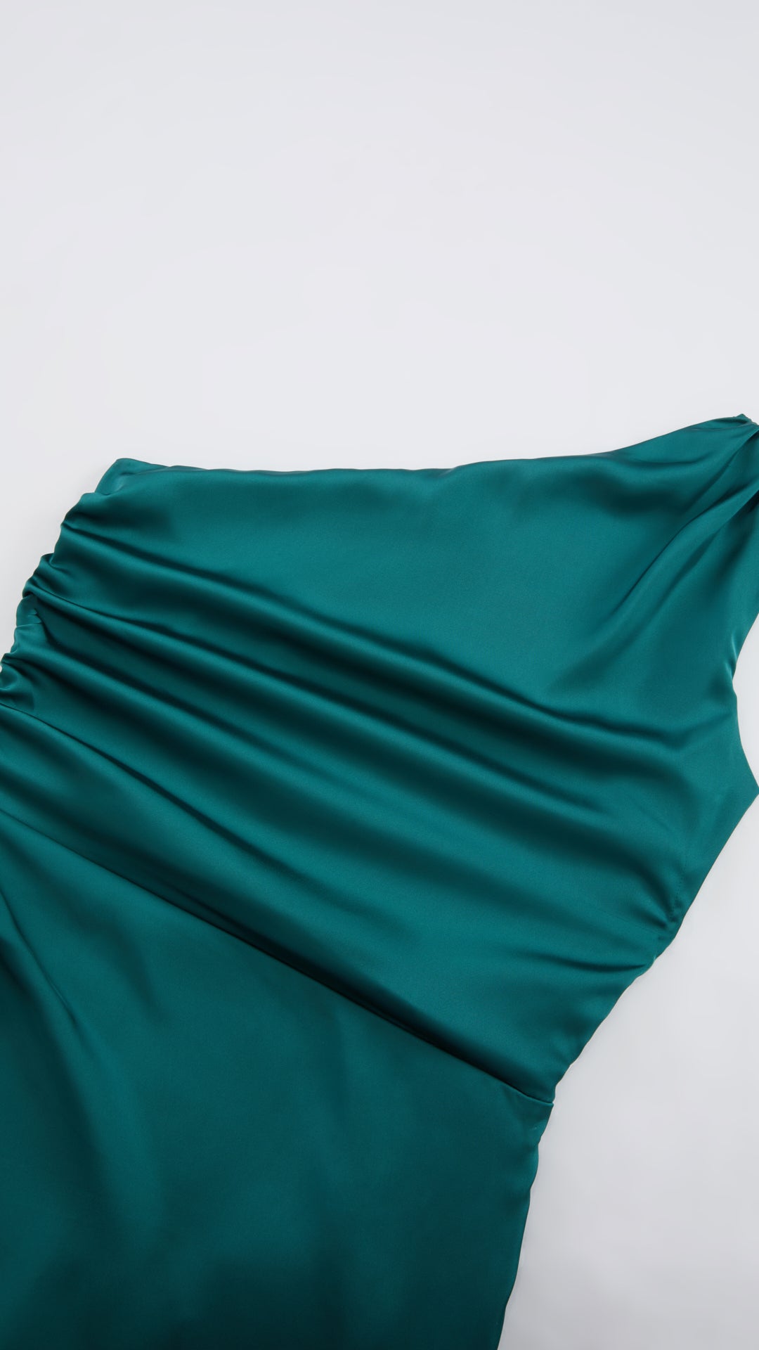 Abito Lungo Monospalla in Satin con Spacco - Eleganza Senza Tempo per Matrimoni e Serate