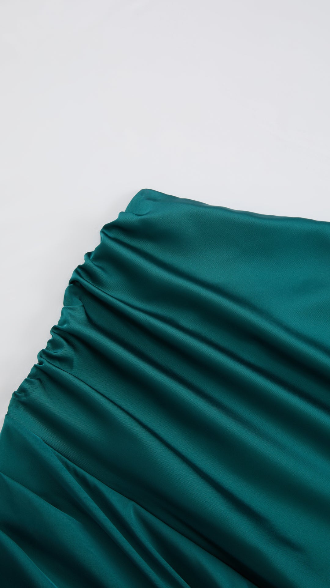 Abito Lungo Monospalla in Satin con Spacco - Eleganza Senza Tempo per Matrimoni e Serate