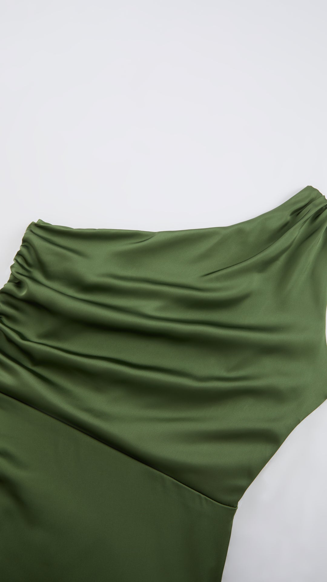 Abito Lungo Monospalla in Satin con Spacco - Eleganza Senza Tempo per Matrimoni e Serate