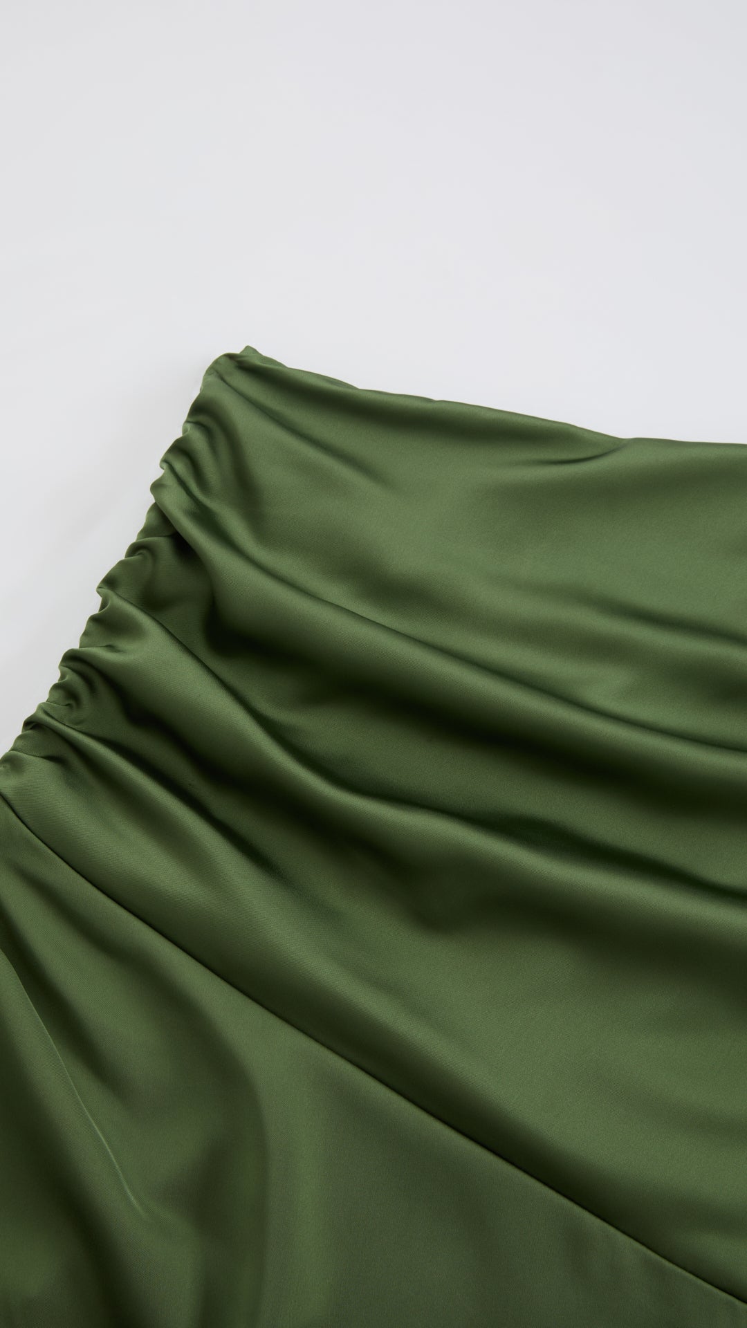 Abito Lungo Monospalla in Satin con Spacco - Eleganza Senza Tempo per Matrimoni e Serate