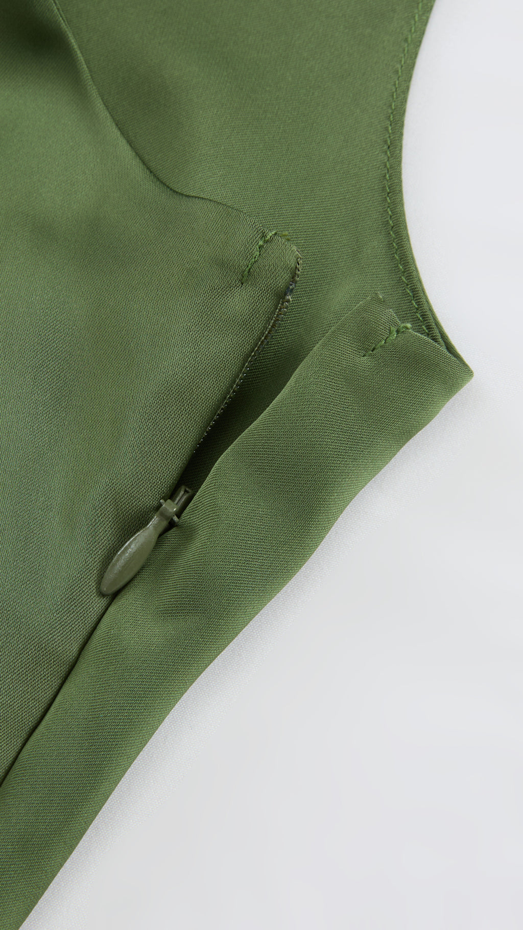 Abito Lungo Monospalla in Satin con Spacco - Eleganza Senza Tempo per Matrimoni e Serate