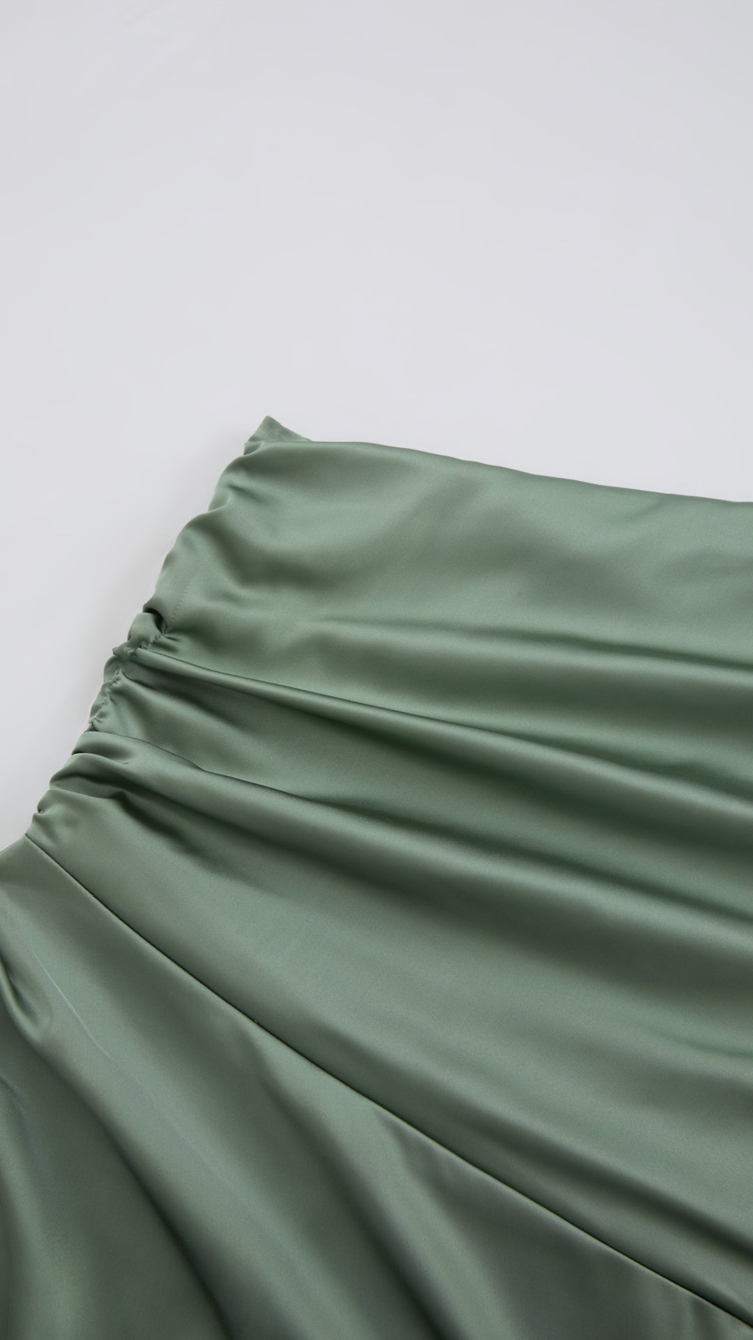 Abito Lungo Monospalla in Satin con Spacco - Eleganza Senza Tempo per Matrimoni e Serate