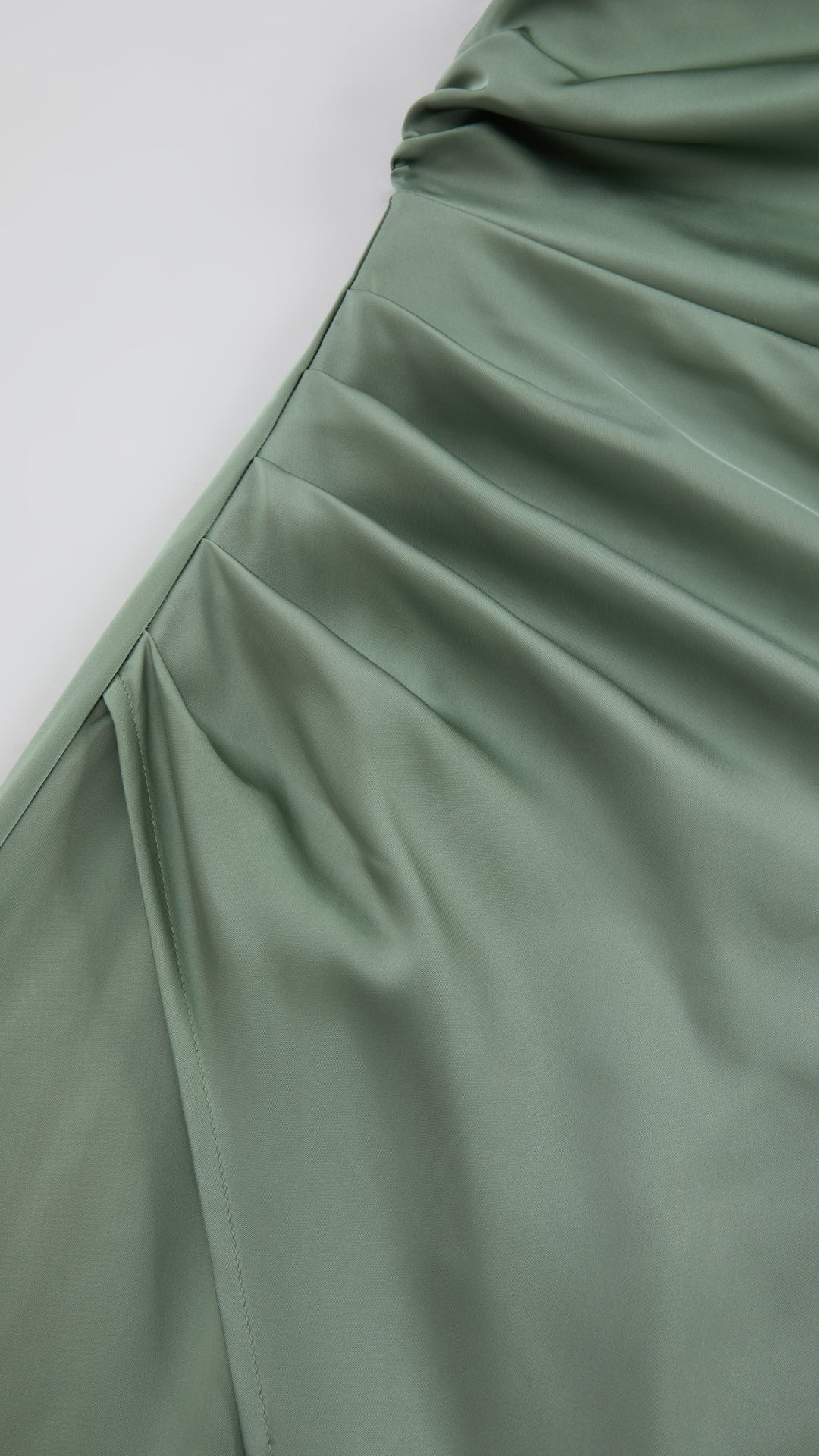 Abito Lungo Monospalla in Satin con Spacco - Eleganza Senza Tempo per Matrimoni e Serate