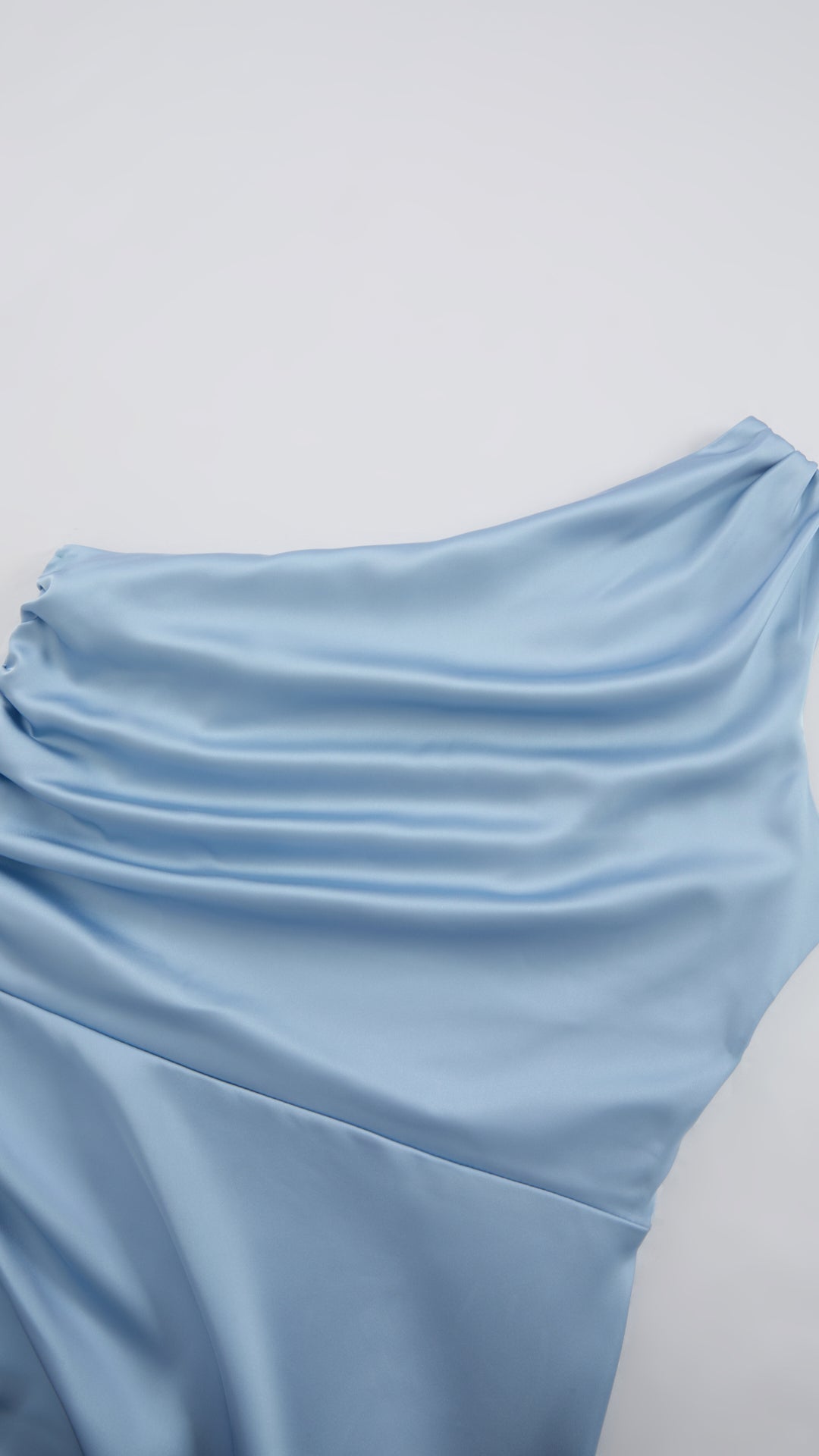 Abito Lungo Monospalla in Satin con Spacco - Eleganza Senza Tempo per Matrimoni e Serate