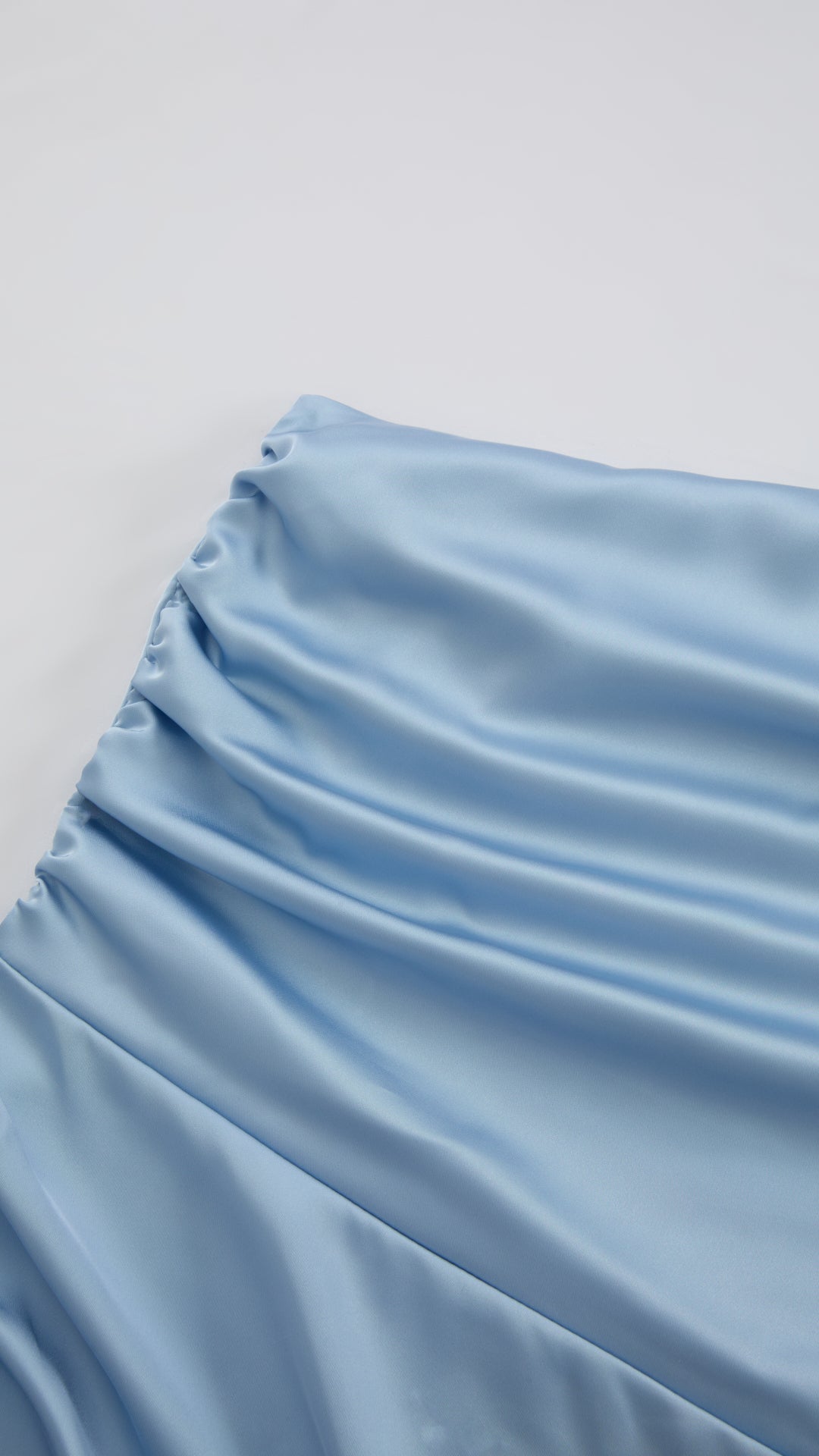Abito Lungo Monospalla in Satin con Spacco - Eleganza Senza Tempo per Matrimoni e Serate