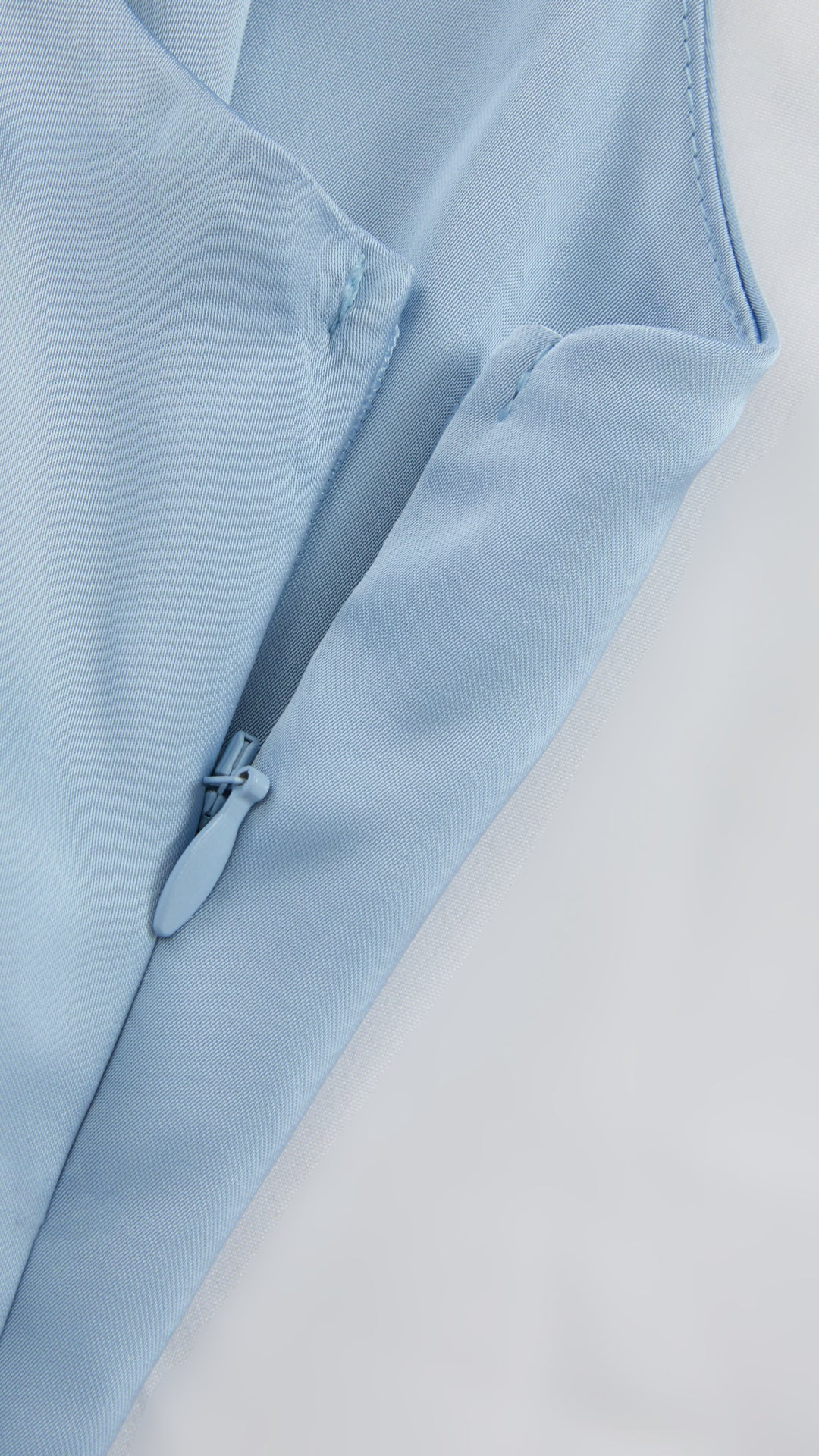 Abito Lungo Monospalla in Satin con Spacco - Eleganza Senza Tempo per Matrimoni e Serate